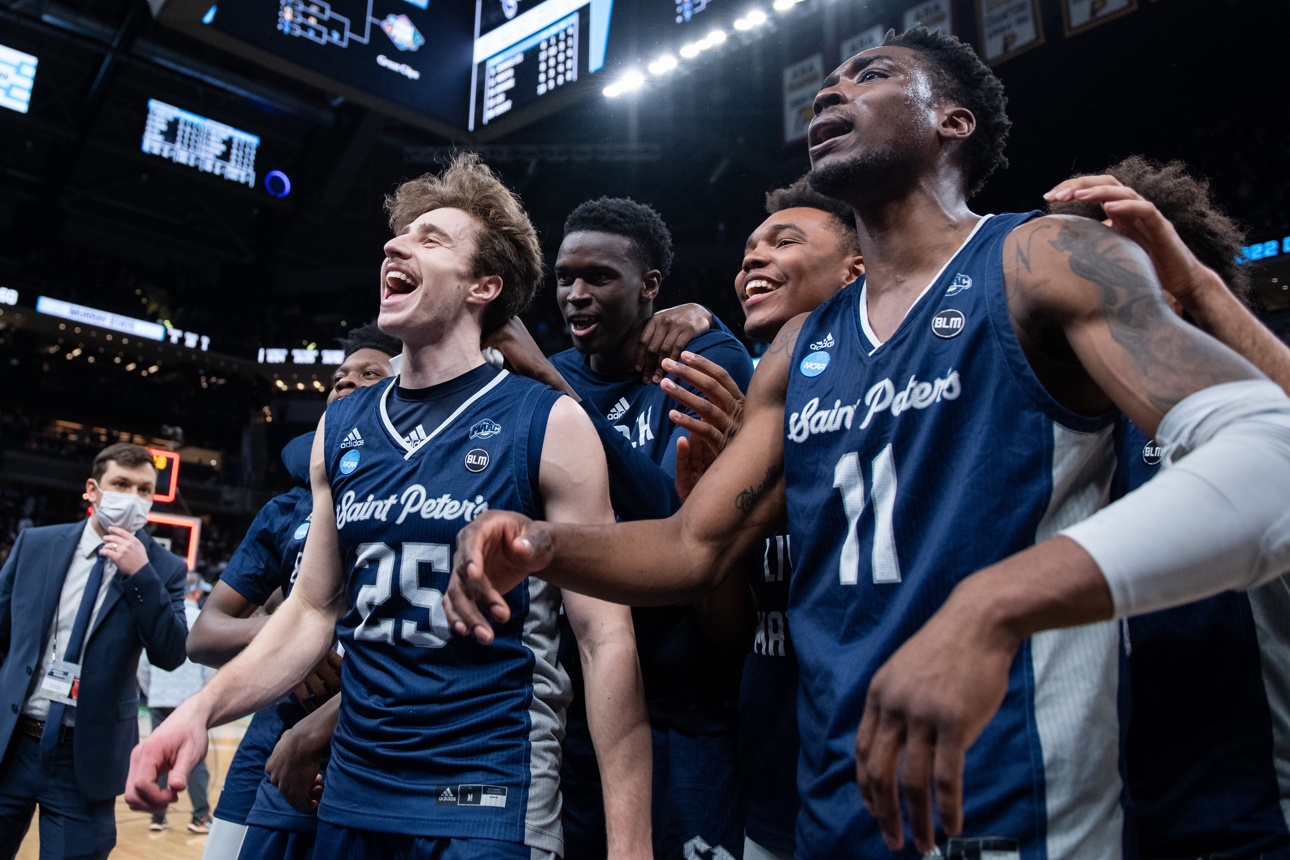 INDIANAPOLIS, IN - MARCH 19: The Saint Peters Peacocks team celebrates on the court after the NCAA Division I Mens Basketball Championship Round 2 game between the Murray State Racers and Saint Peters Peacocks on March 19, 2022, at Gainbridge Fieldhouse in Indianapolis, IN. (Photo by Zach Bolinger/Icon Sportswire via Getty Images)