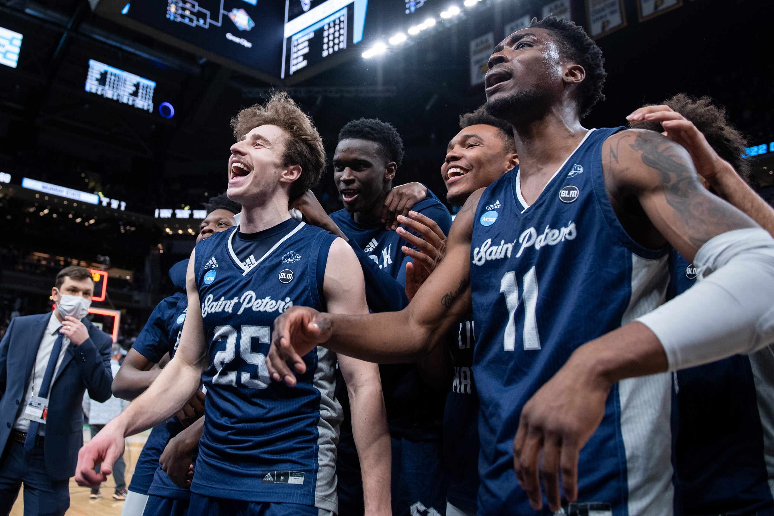 INDIANAPOLIS, IN - MARCH 19: The Saint Peters Peacocks team celebrates on the court after the NCAA Division I Mens Basketball Championship Round 2 game between the Murray State Racers and Saint Peters Peacocks on March 19, 2022, at Gainbridge Fieldhouse in Indianapolis, IN. (Photo by Zach Bolinger/Icon Sportswire via Getty Images)