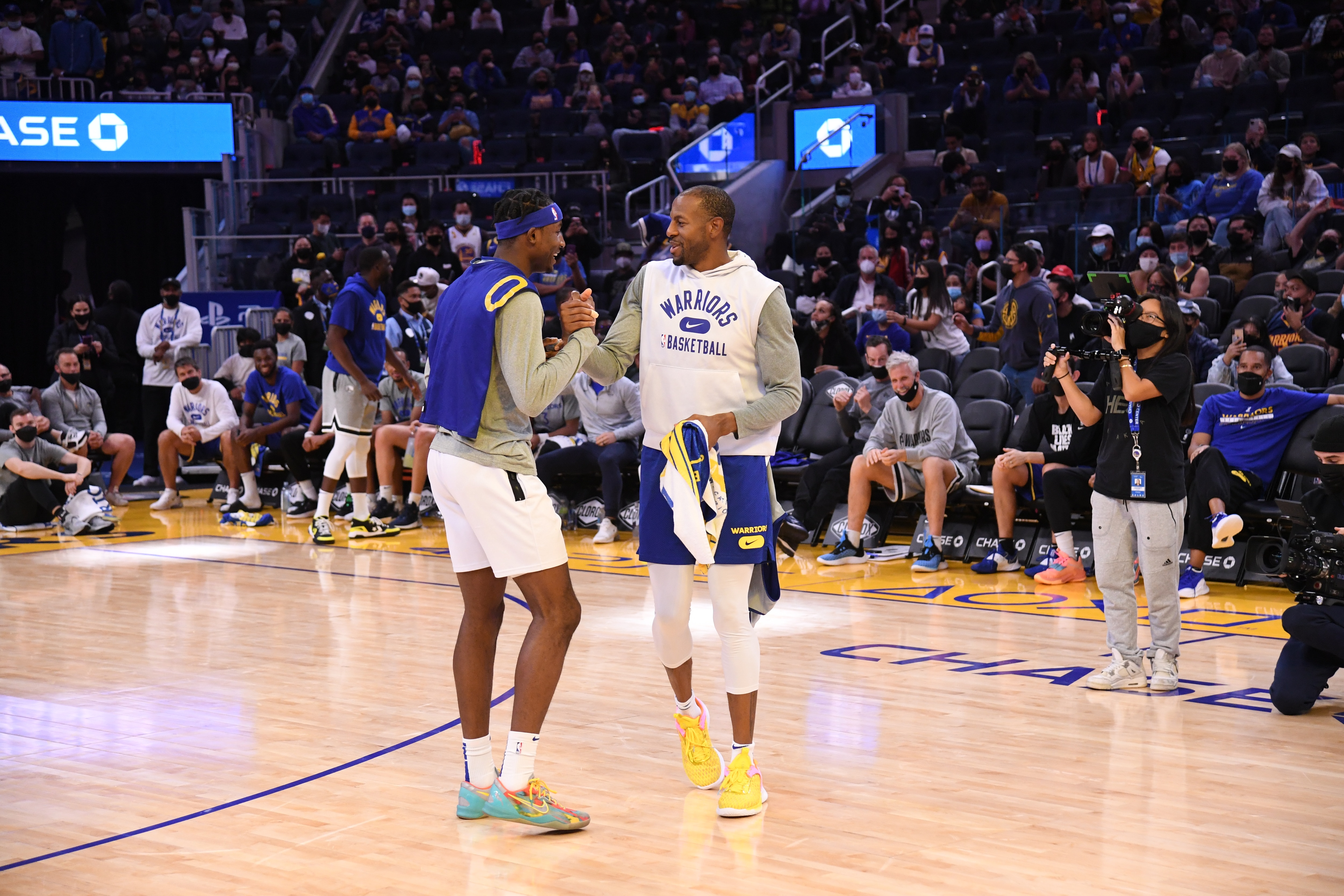 SAN FRANCISCO, CA - OCTOBER 9: Jonathan Kuminga #00 and Andre Iguodala #9 of the Golden State Warriors embrace during open practice on October 9, 2021 at Chase Center in San Francisco, California. NOTE TO USER: User expressly acknowledges and agrees that, by downloading and or using this photograph, user is consenting to the terms and conditions of Getty Images License Agreement. Mandatory Copyright Notice: Copyright 2021 NBAE (Photo by Noah Graham/NBAE via Getty Images)