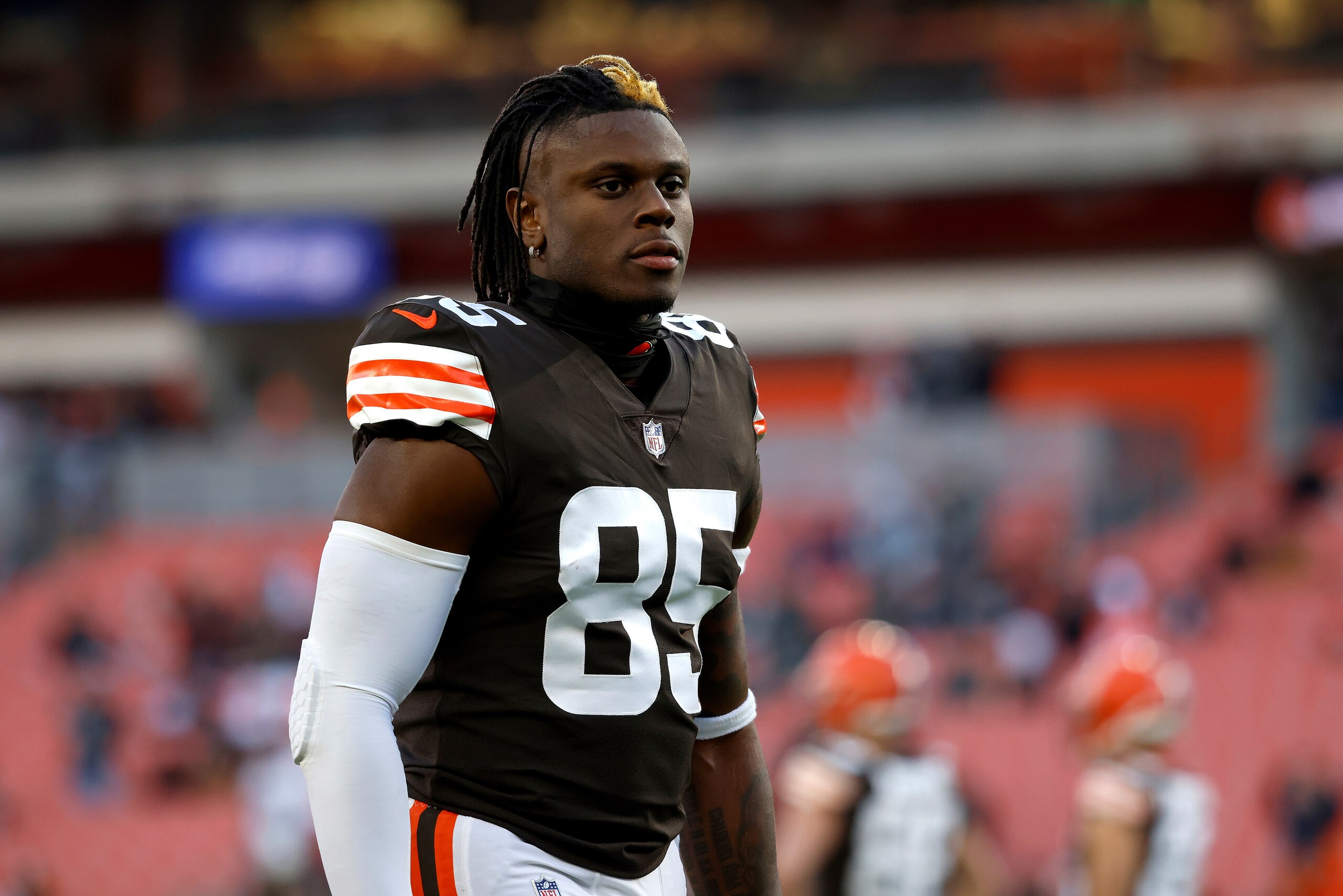 FILE - Cleveland Browns tight end David Njoku (85) warms up prior to the start of an NFL football game against the Las Vegas Raiders, Monday, Dec. 20, 2021, in Cleveland. The Browns have used a franchise tag for next season on tight end David Njoku, preventing him from hitting the free agent market. (AP Photo/Kirk Irwin, File)