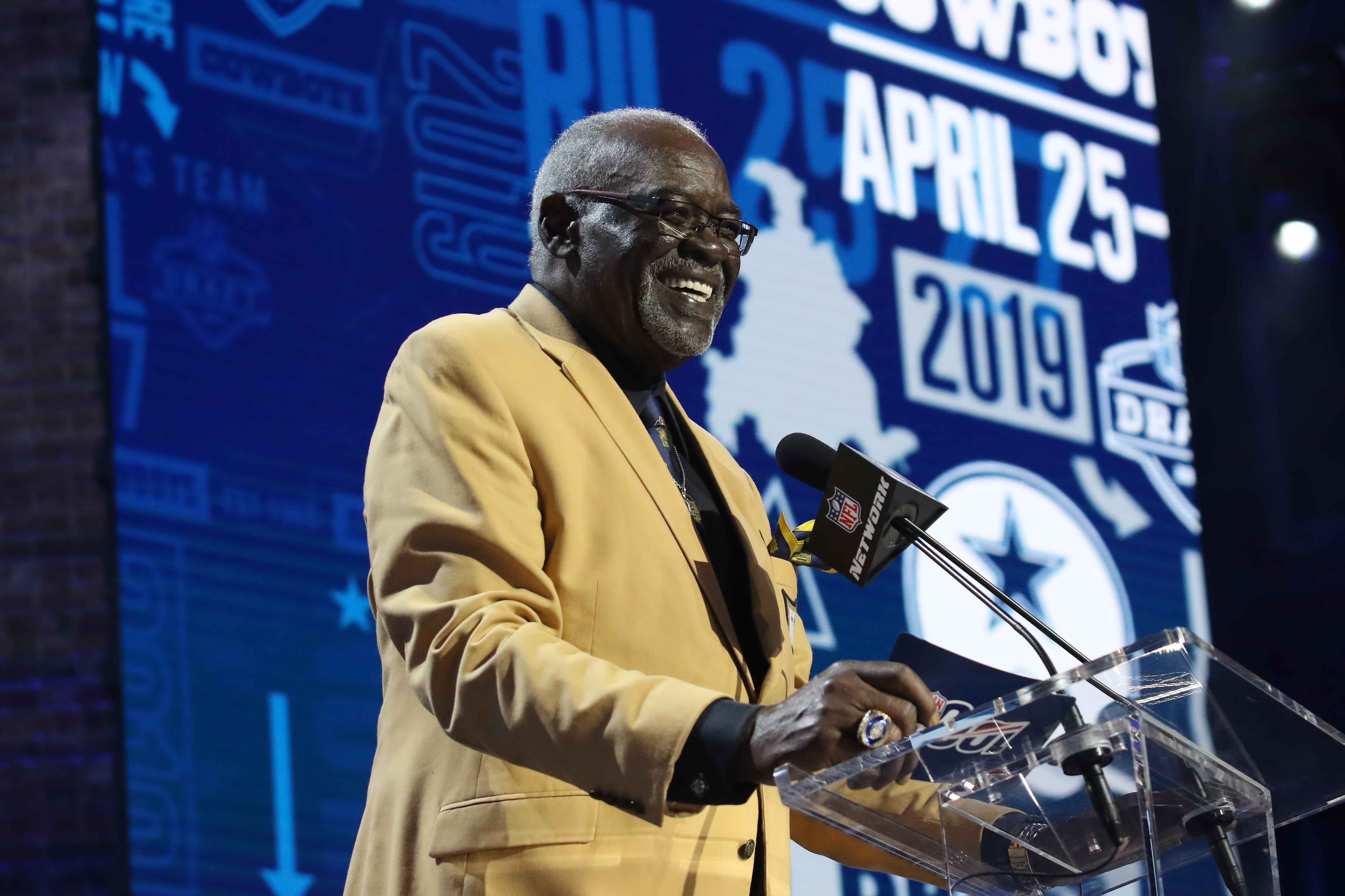 NASHVILLE, TN - APRIL 26:   NFL Hall of Famer Rayfield Wright announces a pick during the third round of the 2019 NFL Draft on April 26, 2019, at the Draft Main Stage on Lower Broadway in downtown Nashville, TN.  (Photo by Michael Wade/Icon Sportswire via Getty Images)