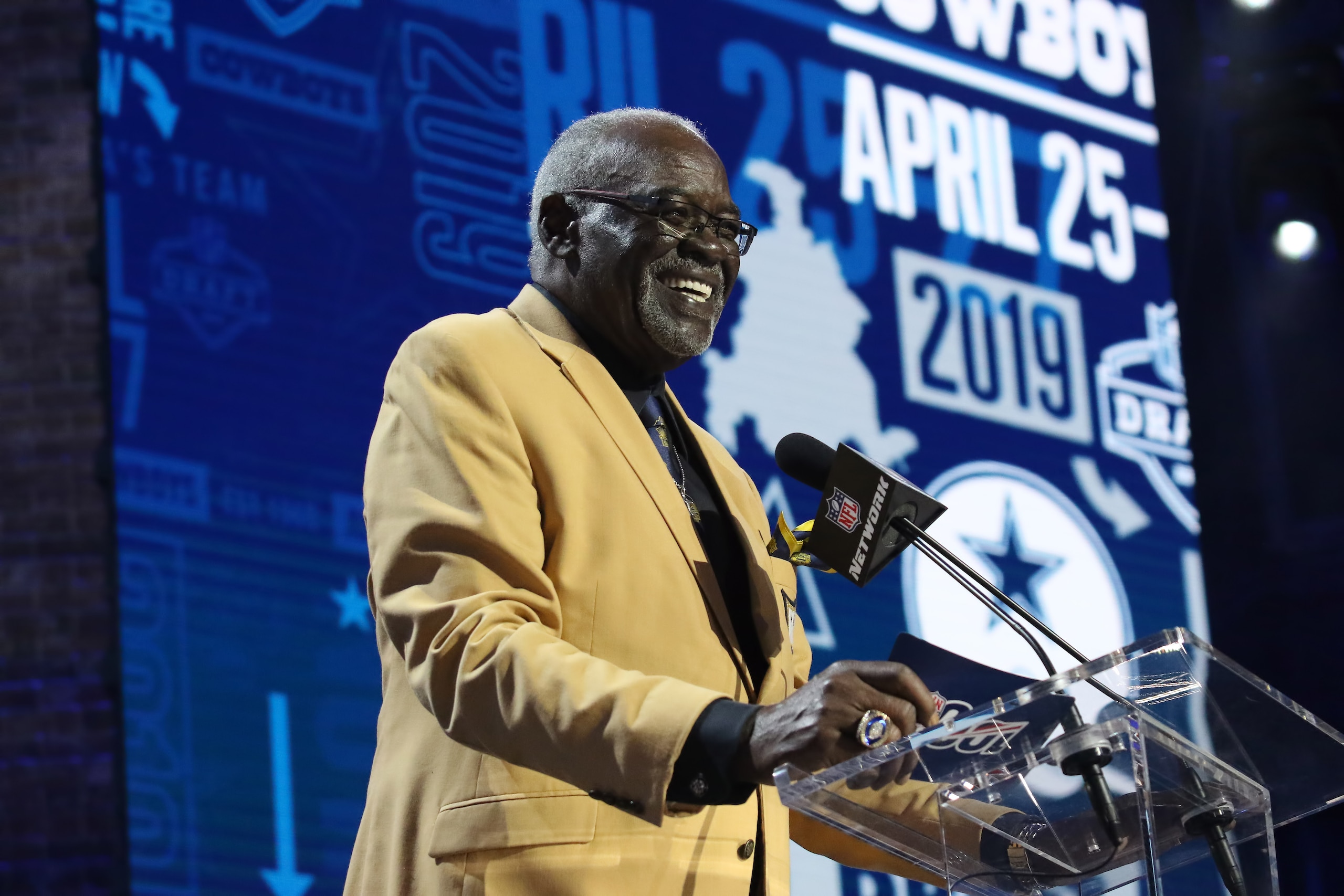 NASHVILLE, TN - APRIL 26:   NFL Hall of Famer Rayfield Wright announces a pick during the third round of the 2019 NFL Draft on April 26, 2019, at the Draft Main Stage on Lower Broadway in downtown Nashville, TN.  (Photo by Michael Wade/Icon Sportswire via Getty Images)