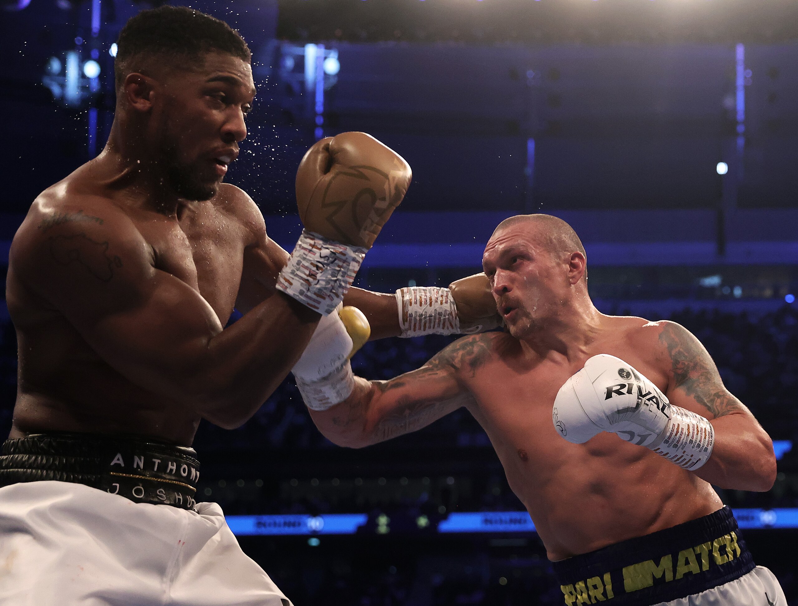 LONDON, ENGLAND - SEPTEMBER 25: Oleksandr Usyk of Ukraine fights Anthony Joshua of Great Britain during the Heavyweight Title Fight between Anthony Joshua and Oleksandr Usyk at Tottenham Hotspur Stadium on September 25, 2021 in London, England. (Photo by Julian Finney/Getty Images)