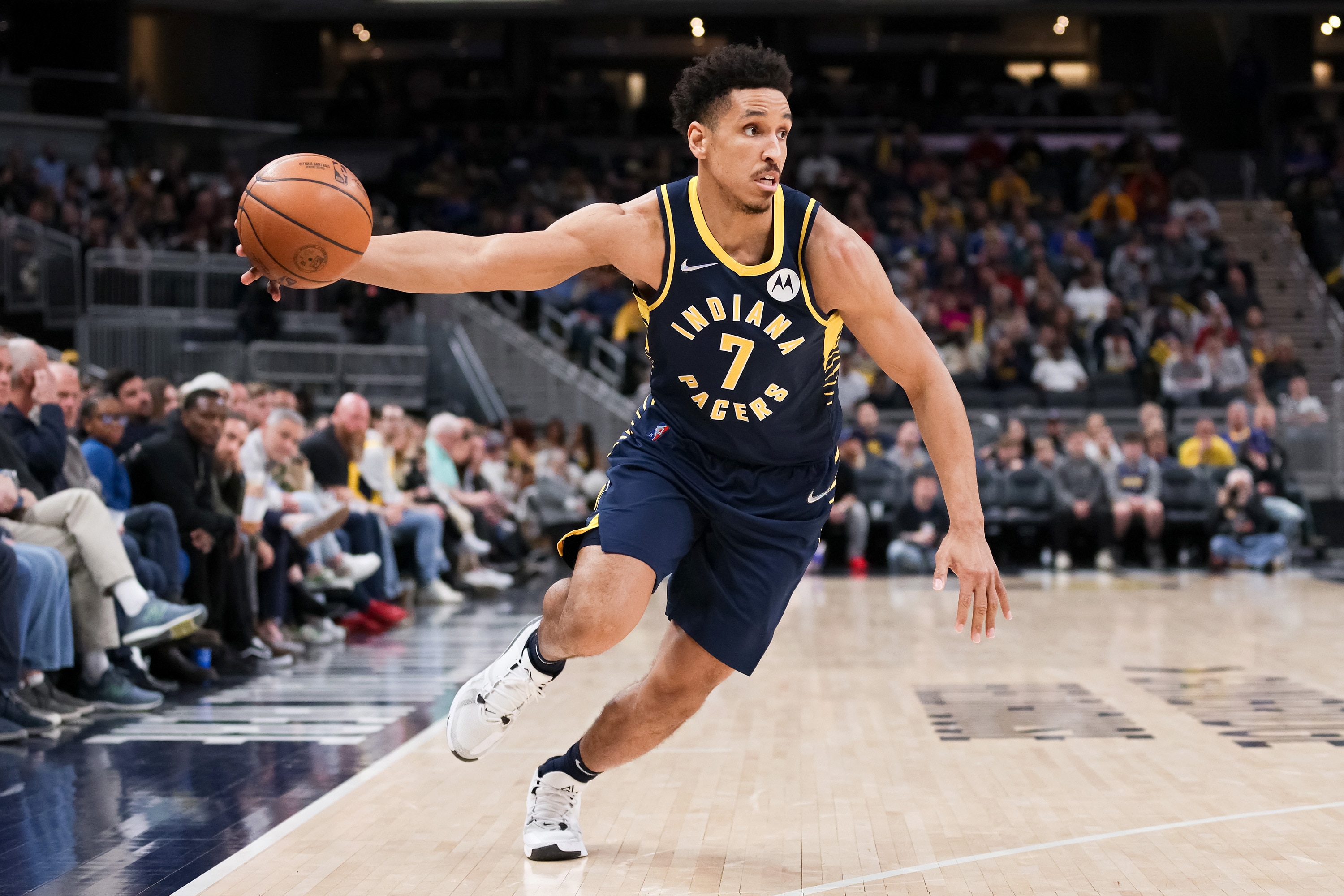 INDIANAPOLIS, INDIANA - MARCH 08: Malcolm Brogdon #7 of the Indiana Pacers dribbles the ball in the fourth quarter against the Cleveland Cavaliers at Gainbridge Fieldhouse on March 08, 2022 in Indianapolis, Indiana. NOTE TO USER: User expressly acknowledges and agrees that, by downloading and or using this Photograph, user is consenting to the terms and conditions of the Getty Images License Agreement. (Photo by Dylan Buell/Getty Images)