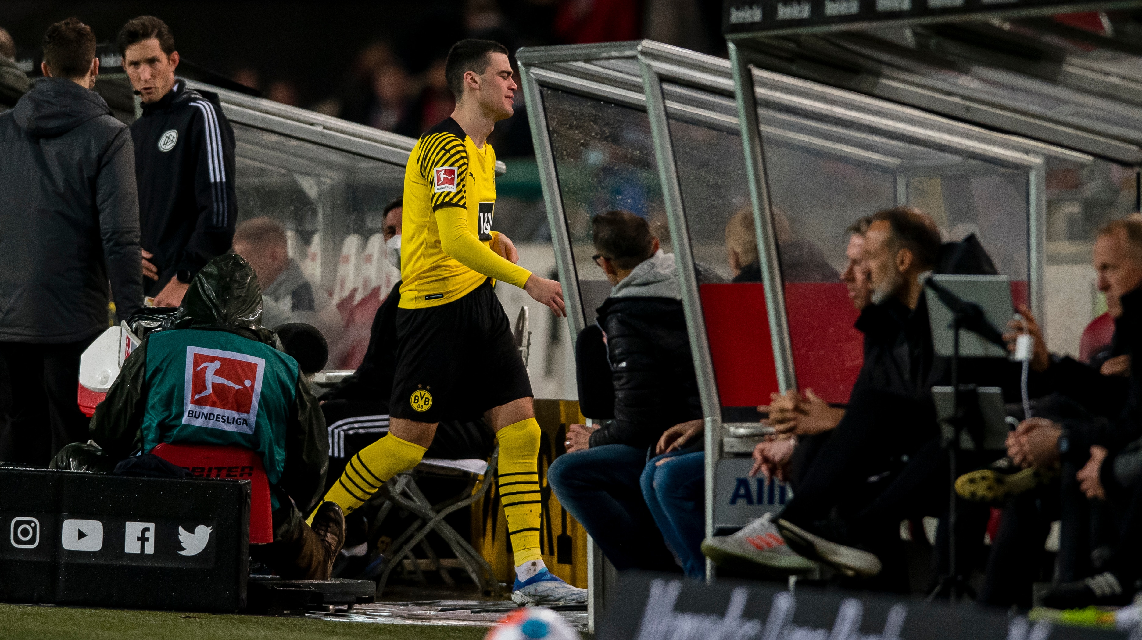 STUTTGART, GERMANY - APRIL 08: Giovanni Reyna of Borussia Dortmund leaves the patch after getting injured during the Bundesliga match between VfB Stuttgart and Borussia Dortmund at the Mercedes-Benz Arena on April 08, 2022 in Stuttgart, Germany. (Photo by Alexandre Simoes/Borussia Dortmund via Getty Images)