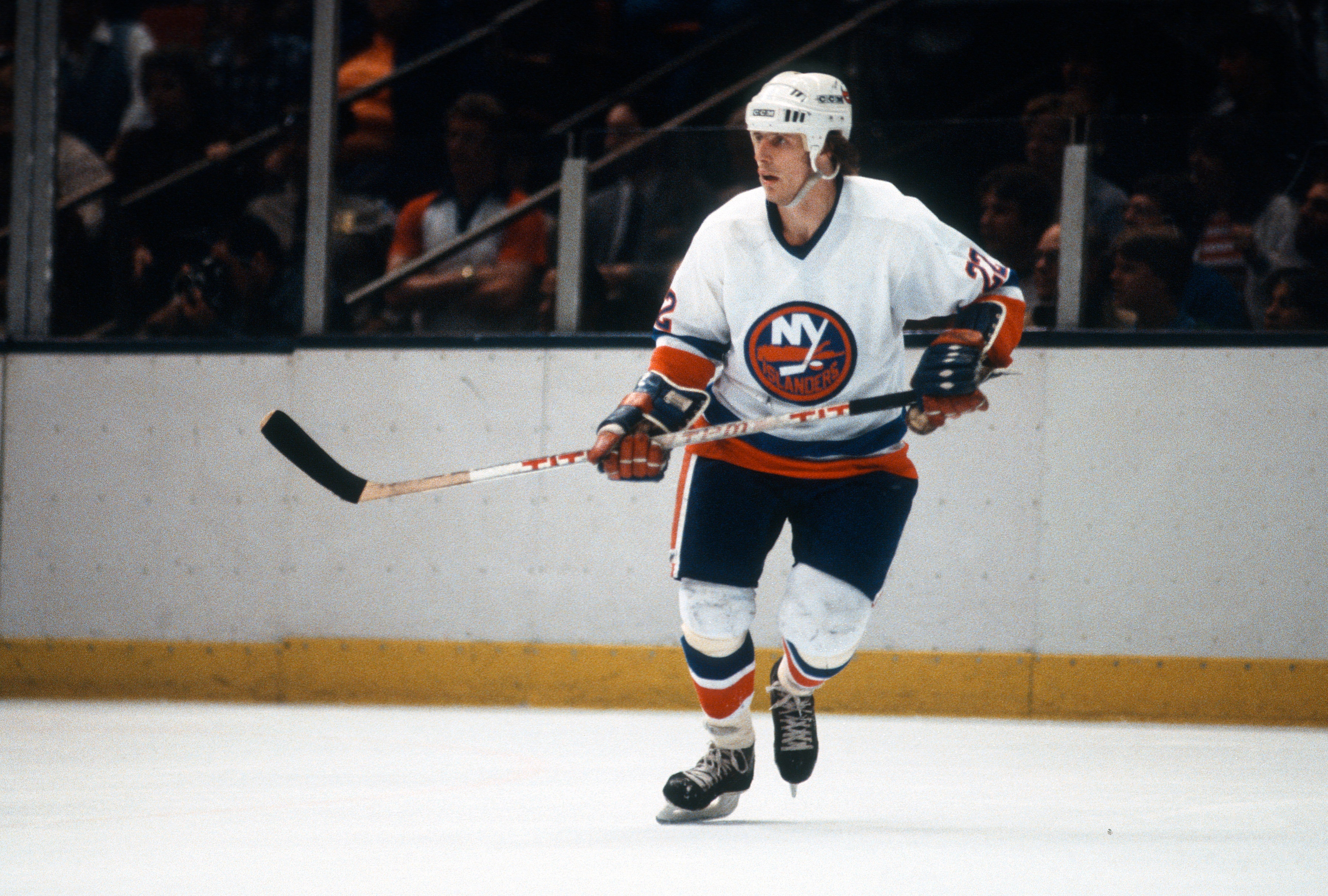 UNIONDALE, NY - CIRCA 1982: Mike Bossy #22 of the New York Islanders skates against the Montreal Canadiens during an NHL Hockey game circa 1982 at the Nassau Veterans Memorial Coliseum in Uniondale, New York. Bossy's playing career went from 1977-87. (Photo by Focus on Sport/Getty Images)