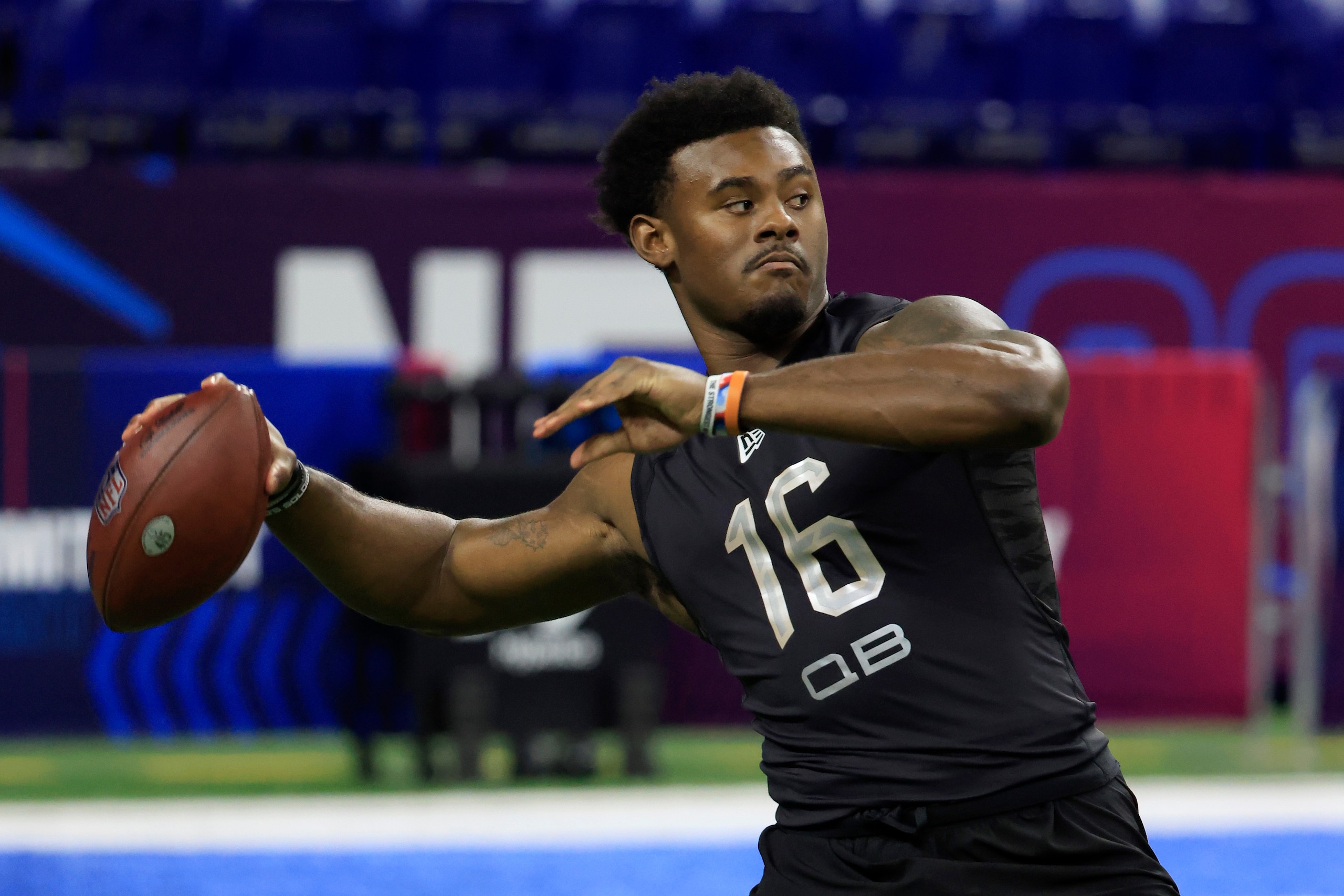 INDIANAPOLIS, INDIANA - MARCH 03: Malik Willis #QB16 of Liberty throws during the NFL Combine at Lucas Oil Stadium on March 03, 2022 in Indianapolis, Indiana. (Photo by Justin Casterline/Getty Images) INDIANAPOLIS, INDIANA - MARCH 03: Malik Willis #QB16 of Liberty throws during the NFL Combine at Lucas Oil Stadium on March 03, 2022 in Indianapolis, Indiana. (Photo by Justin Casterline/Getty Images)