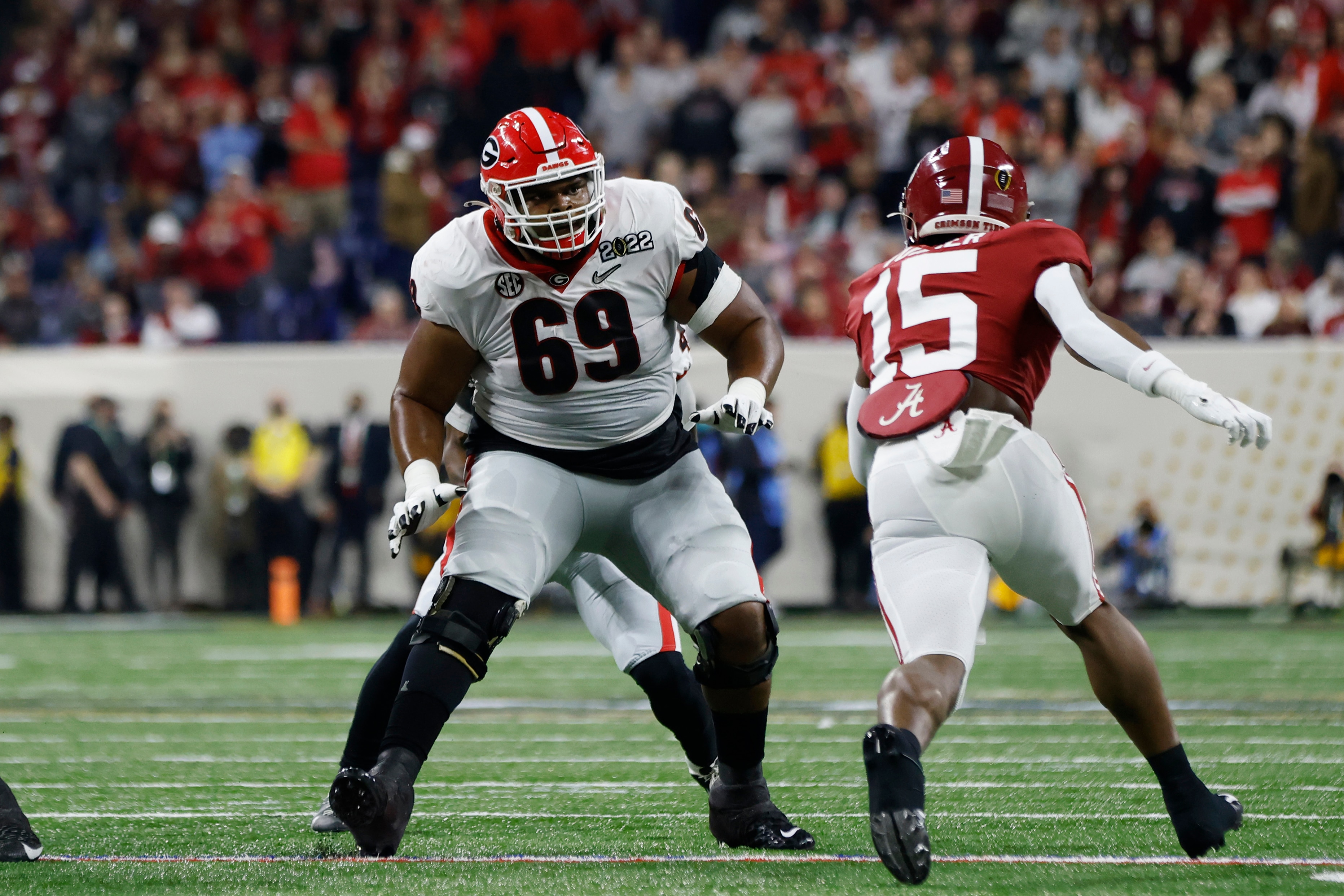 INDIANAPOLIS, IN - JANUARY 10: Georgia Bulldogs offensive lineman Jamaree Salyer (69) blocks during the CFP National Championship college football game against the Alabama Crimson Tide on Jan. 10, 2022 at Lucas Oil Stadium in Indianapolis, Indiana. (Photo by Joe Robbins/Icon Sportswire via Getty Images)
