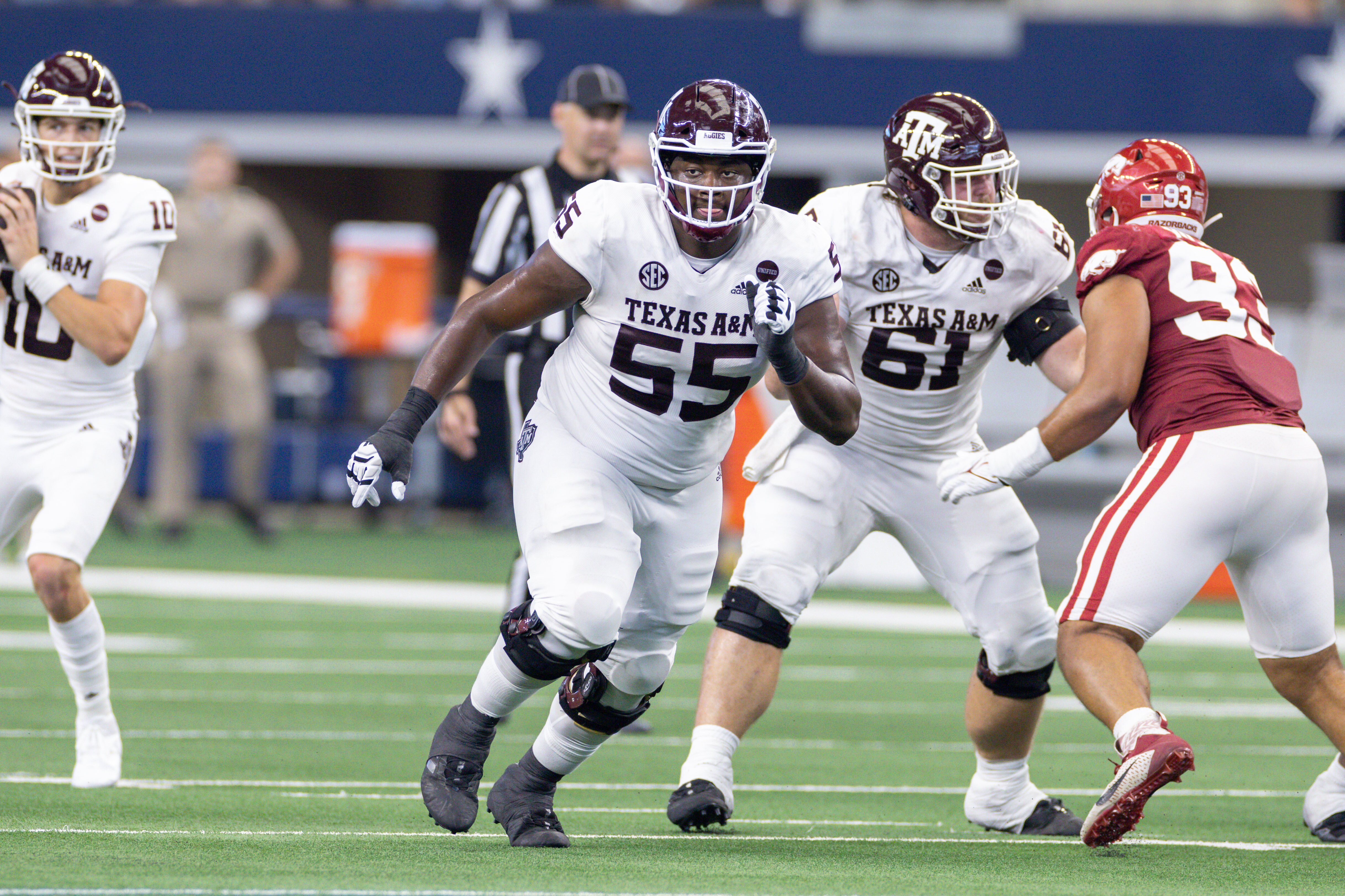 ARLINGTON, TX - SEPTEMBER 25: Texas A&M Aggies offensive lineman Kenyon Green (#55) runs up field during the  Southwest Classic college football game between the Texas A&M Aggies and Arkansas Razorbacks on September 25, 2021 at AT&T Stadium in Arlington, TX.  (Photo by Matthew Visinsky/Icon Sportswire via Getty Images)
