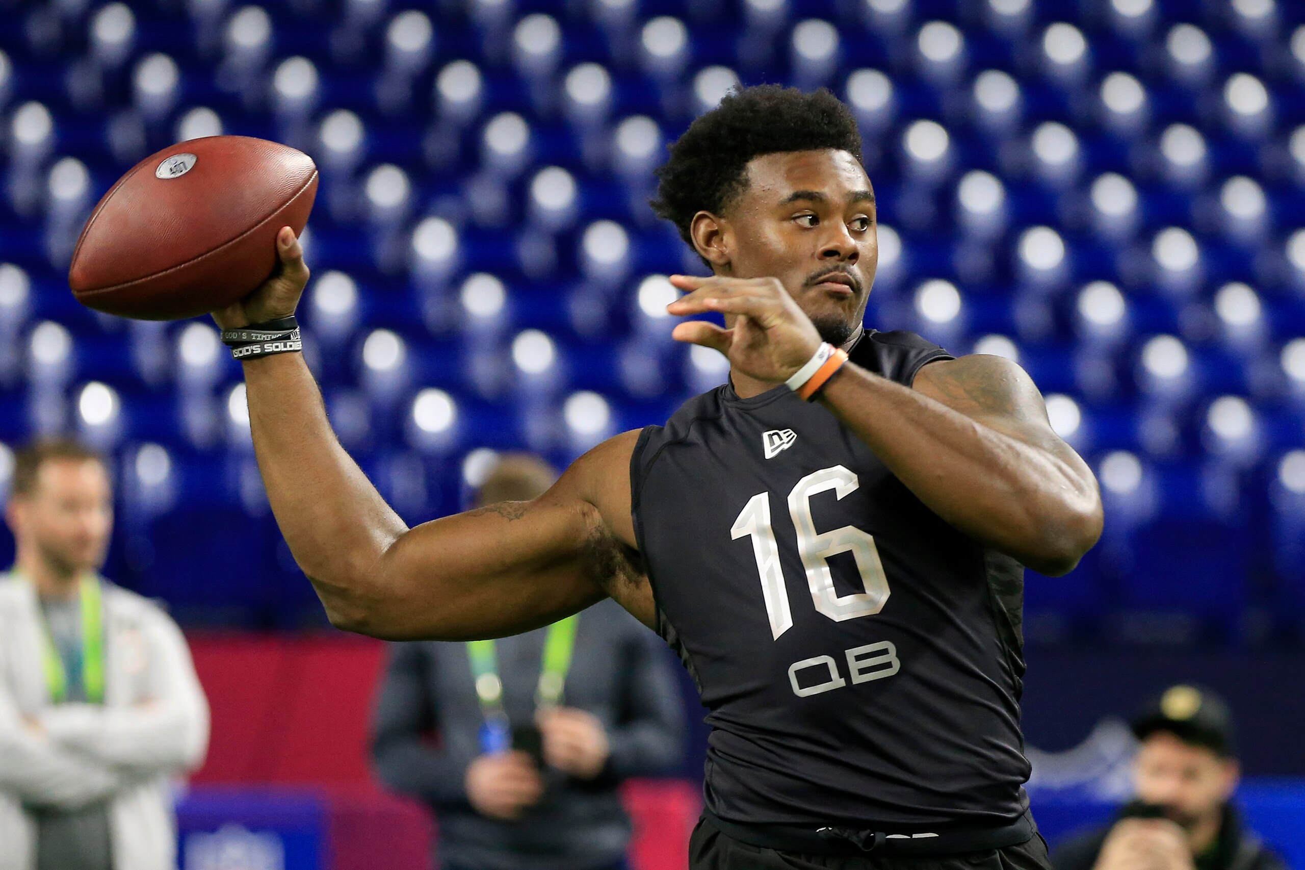 INDIANAPOLIS, INDIANA - MARCH 03: Malik Willis #QB16 of the Liberty Flames throws during the NFL Combine at Lucas Oil Stadium on March 03, 2022 in Indianapolis, Indiana. (Photo by Justin Casterline/Getty Images) INDIANAPOLIS, INDIANA - MARCH 03: Malik Willis #QB16 of the Liberty Flames throws during the NFL Combine at Lucas Oil Stadium on March 03, 2022 in Indianapolis, Indiana. (Photo by Justin Casterline/Getty Images)