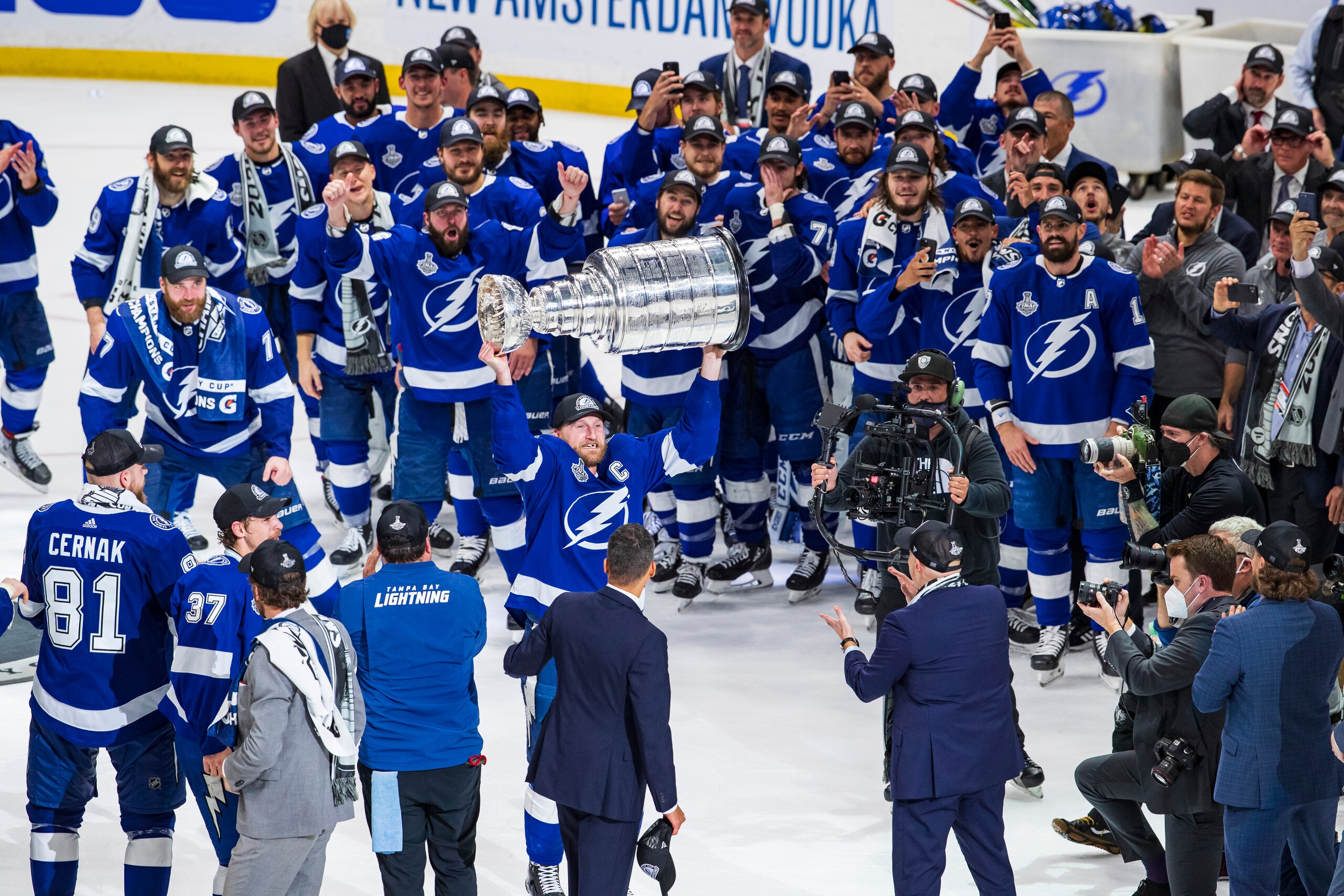 TAMPA, FL - JULY 7: Steven Stamkos #91 of the Tampa Bay Lightning hoists the Stanley Cup overhead after the Tampa Bay Lightning defeated the Montreal Canadiens in Game Five to win the best of seven game series 4-1 during the Stanley Cup Final of the 2021 Stanley Cup Playoffs at Amalie Arena on July 7, 2021 in Tampa, Florida. (Photo by Scott Iskowitz /NHLI via Getty Images)