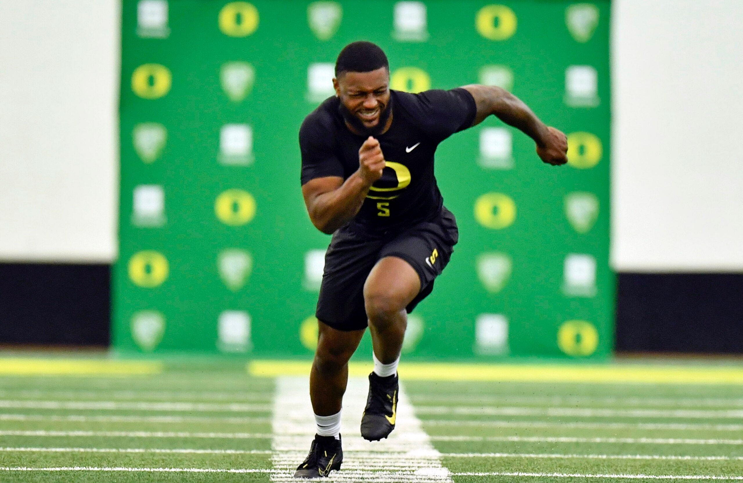 Oregon edge Kayvon Thibodeaux participates in a drill during Oregon's NFL Pro Day, Friday, April 1, 2022, in Eugene, Ore. (AP Photo/Andy Nelson)