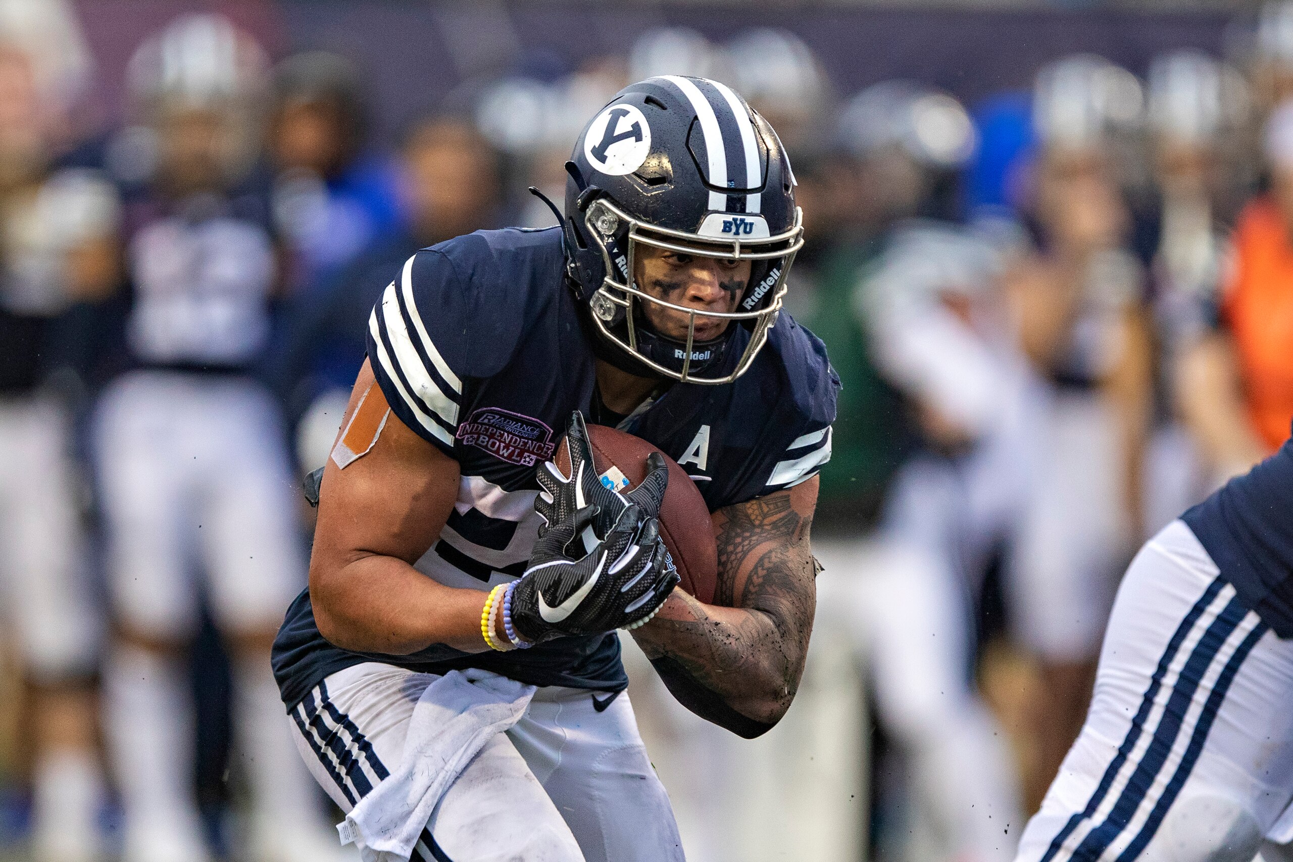 SHREVEPORT, LOUISIANA - DECEMBER 18: Tyler Allgeier #25 of the BYU Cougars runs the ball during a game against the UAB Blazers during the Radiance Technologies Independence Bowl at Independence Stadium on December 18, 2021 in Shreveport, Louisiana.  The Blazers defeated the Cougars 31-28.  (Photo by Wesley Hitt/Getty Images)