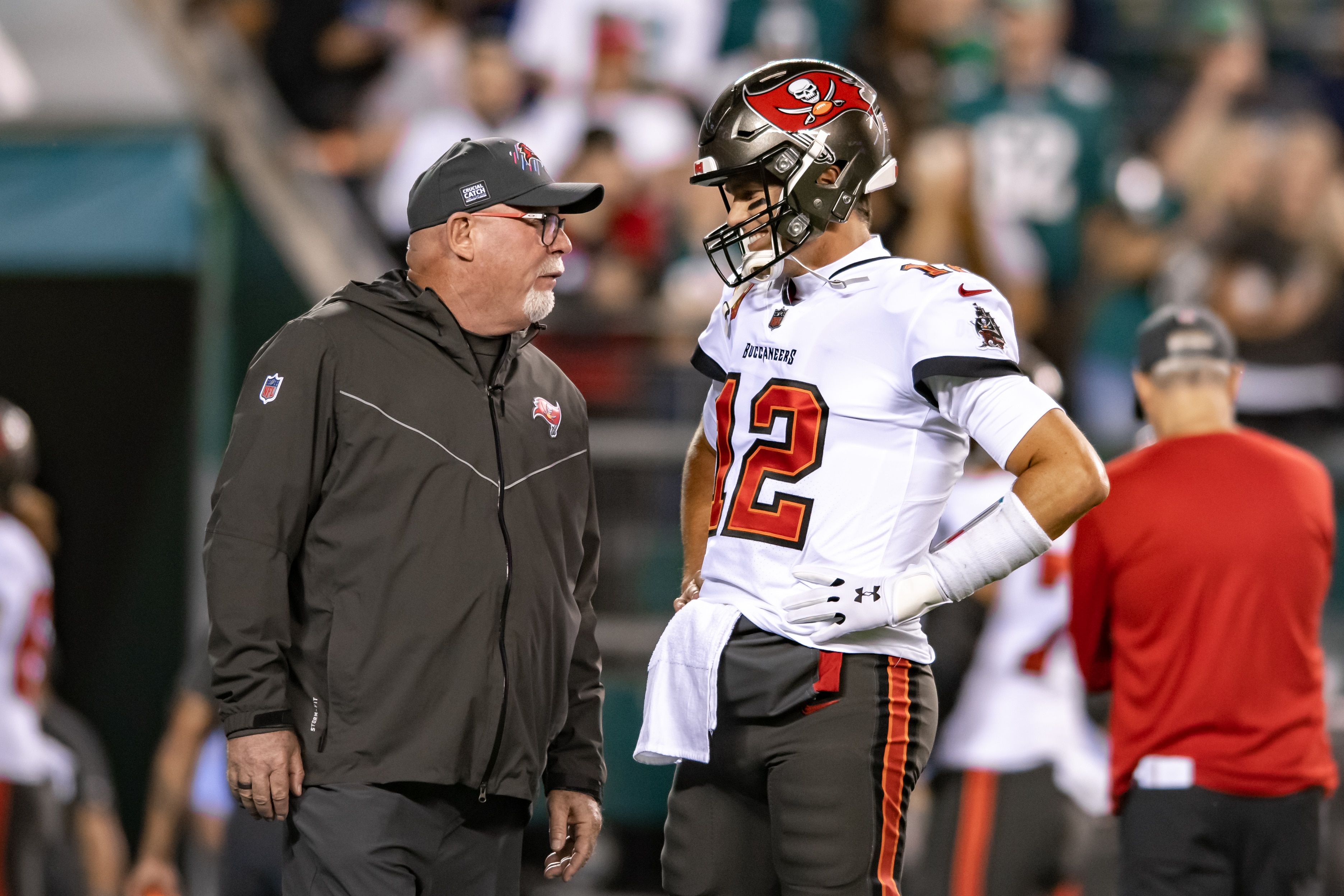 PHILADELPHIA, PA - OCTOBER 14: Tampa Bay head coach Bruce Arians talks with quarterback Tom Brady (12) prior to the game between the Tampa Bay Buccaneers and Philadelphia Eagles on October 14, 2021 at Lincoln Financial Field in Philadelphia, PA. (Photo by John Jones/Icon Sportswire via Getty Images)