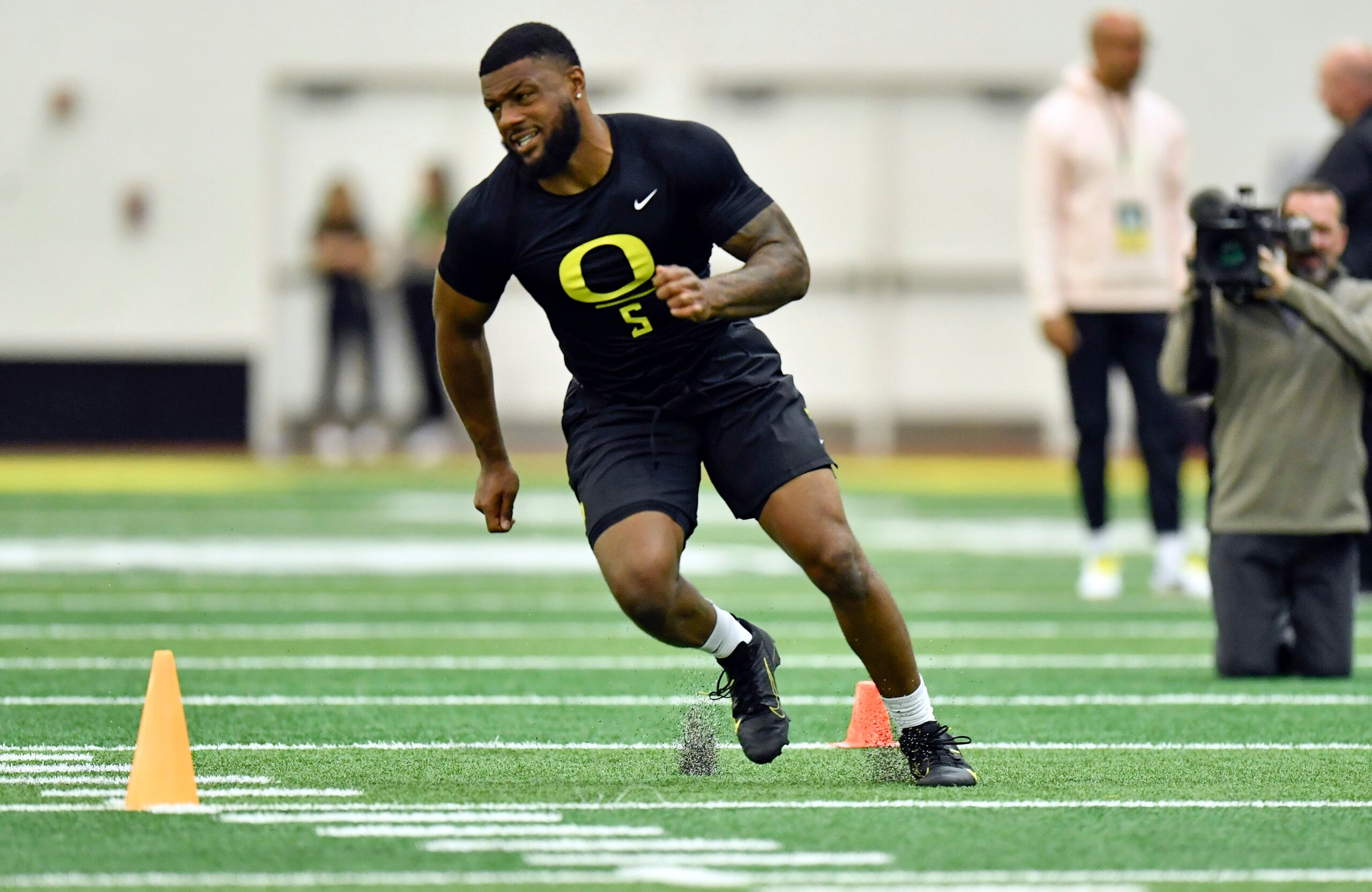 Oregon edge Kayvon Thibodeaux participates in a drill during Oregon's NFL Pro Day, Friday, April 1, 2022, in Eugene, Ore. (AP Photo/Andy Nelson)