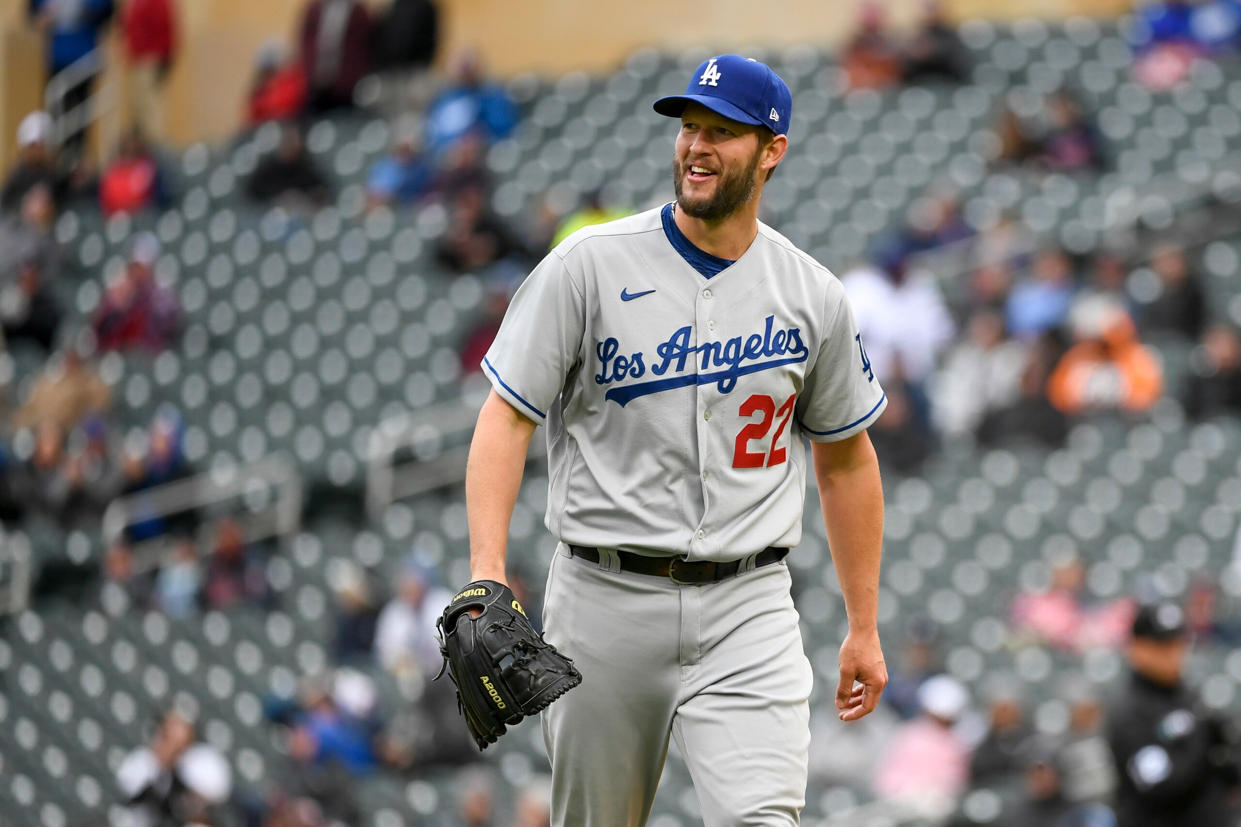 Clayton Kershaw de los Dodgers de Los Ángeles rumbo a la cueva tras sacar el último out del séptimo inning ante los Mellizos de Minnesota, el 13 de abril de 2022. (AP Foto/Craig Lassig)
