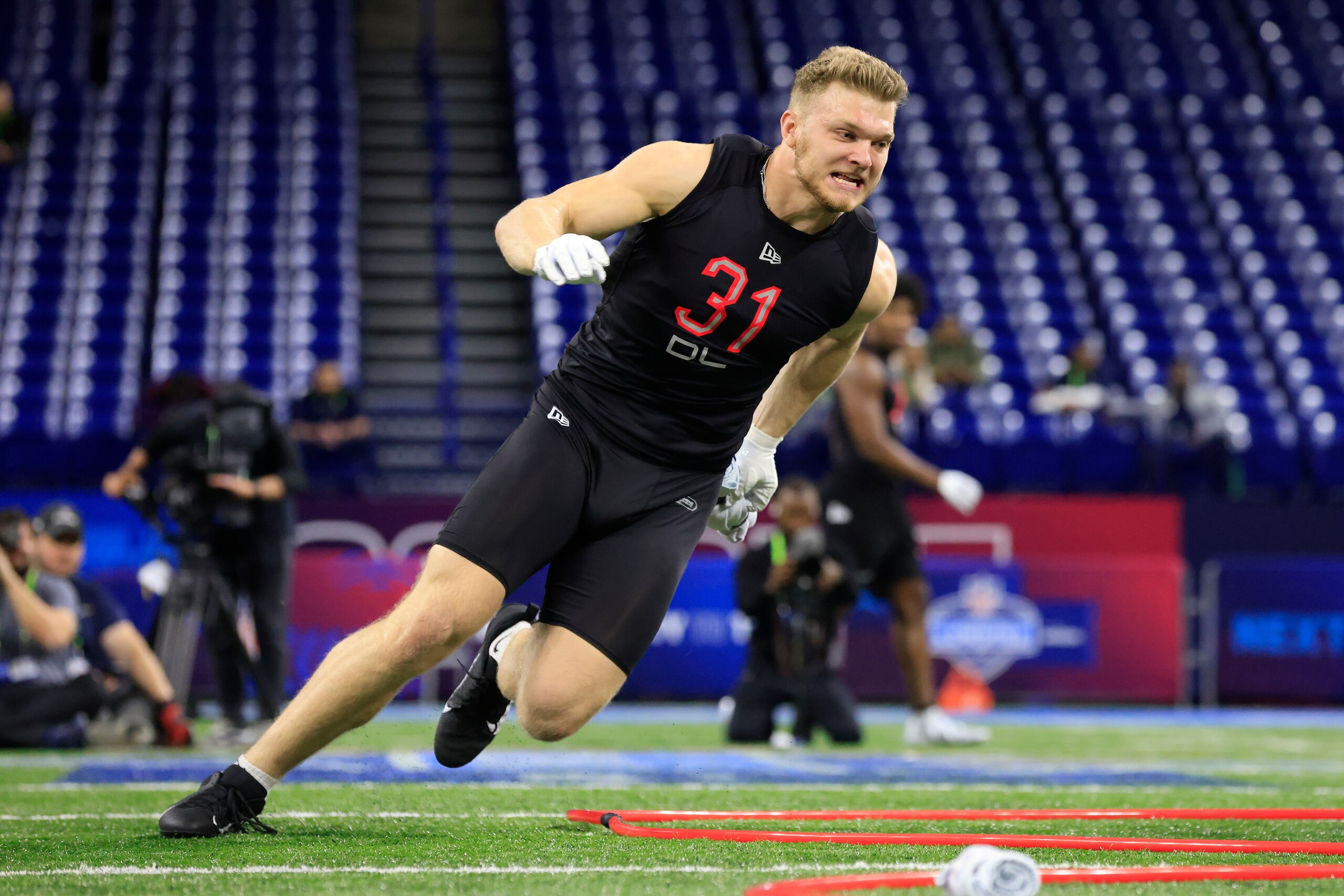 INDIANAPOLIS, INDIANA - MARCH 05: Aidan Hutchinson #DL31 of the Michigan Wolverines runs a drill during the NFL Combine at Lucas Oil Stadium on March 05, 2022 in Indianapolis, Indiana. (Photo by Justin Casterline/Getty Images)