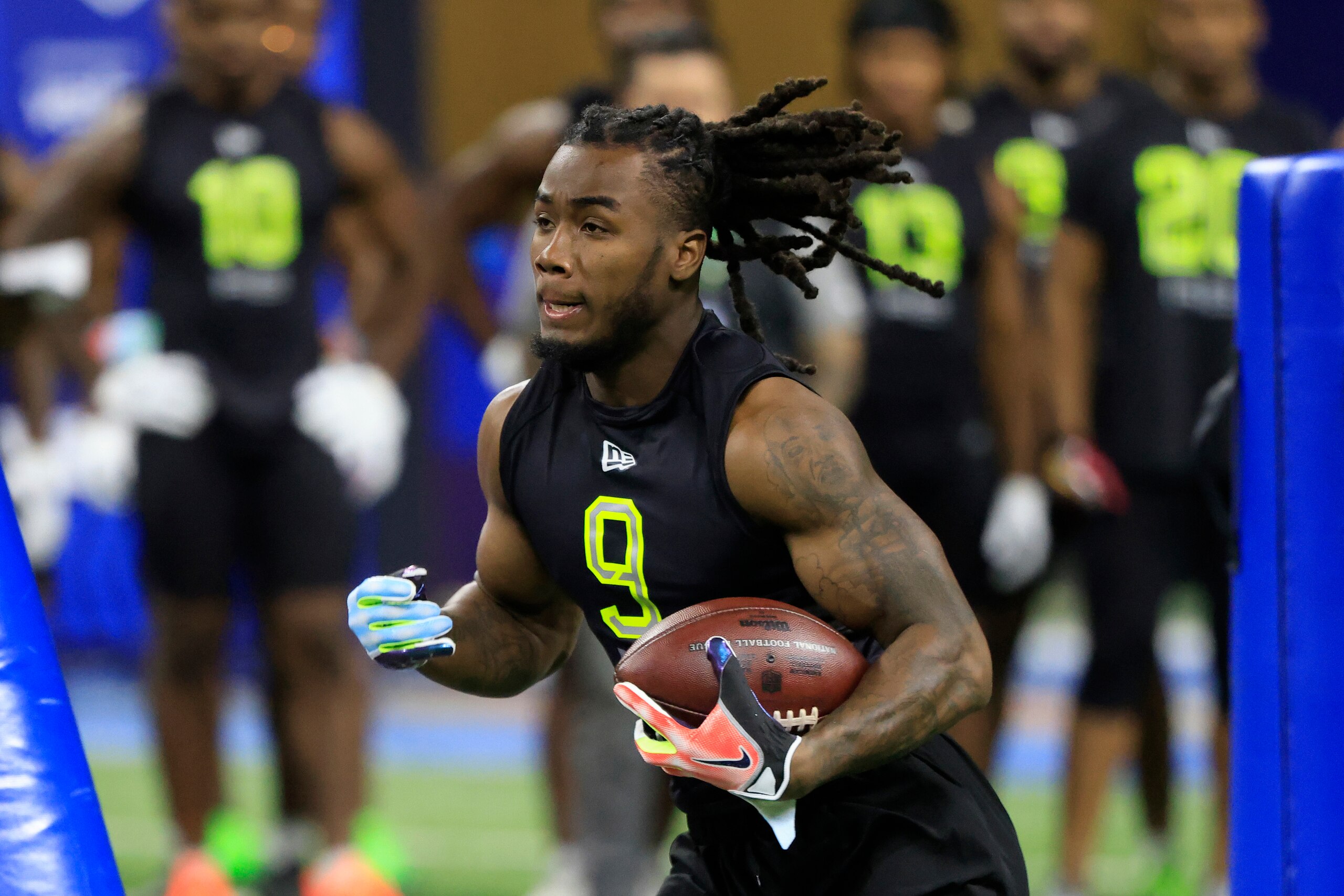 INDIANAPOLIS, INDIANA - MARCH 04: James Cook #RB09 of the Georgia Bulldogs runs a drill during the NFL Combine at Lucas Oil Stadium on March 04, 2022 in Indianapolis, Indiana. (Photo by Justin Casterline/Getty Images)