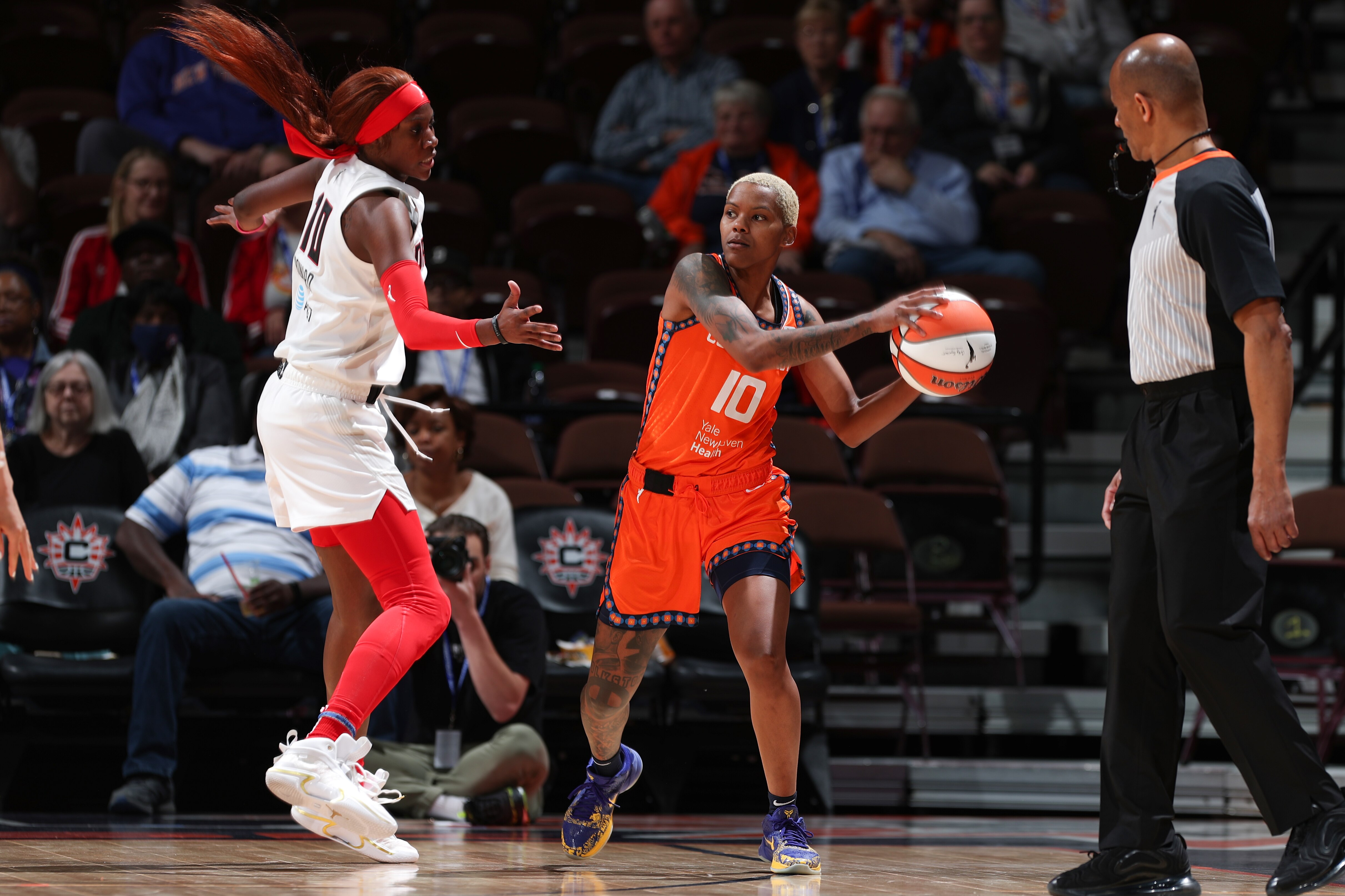 UNCASVILLE, CT -  MAY 1: Courtney Williams #10 of the Connecticut Sun looks to pass during the preseason game against the Atlanta Dream on May 1, 2022 at the Mohegan Sun Arena in Uncasville, Connecticut. NOTE TO USER: User expressly acknowledges and agrees that, by downloading and or using this photograph, User is consenting to the terms and conditions of the Getty Images License Agreement. Mandatory Copyright Notice: Copyright 2022 NBAE (Photo by Joshua Huston/NBAE via Getty Images)