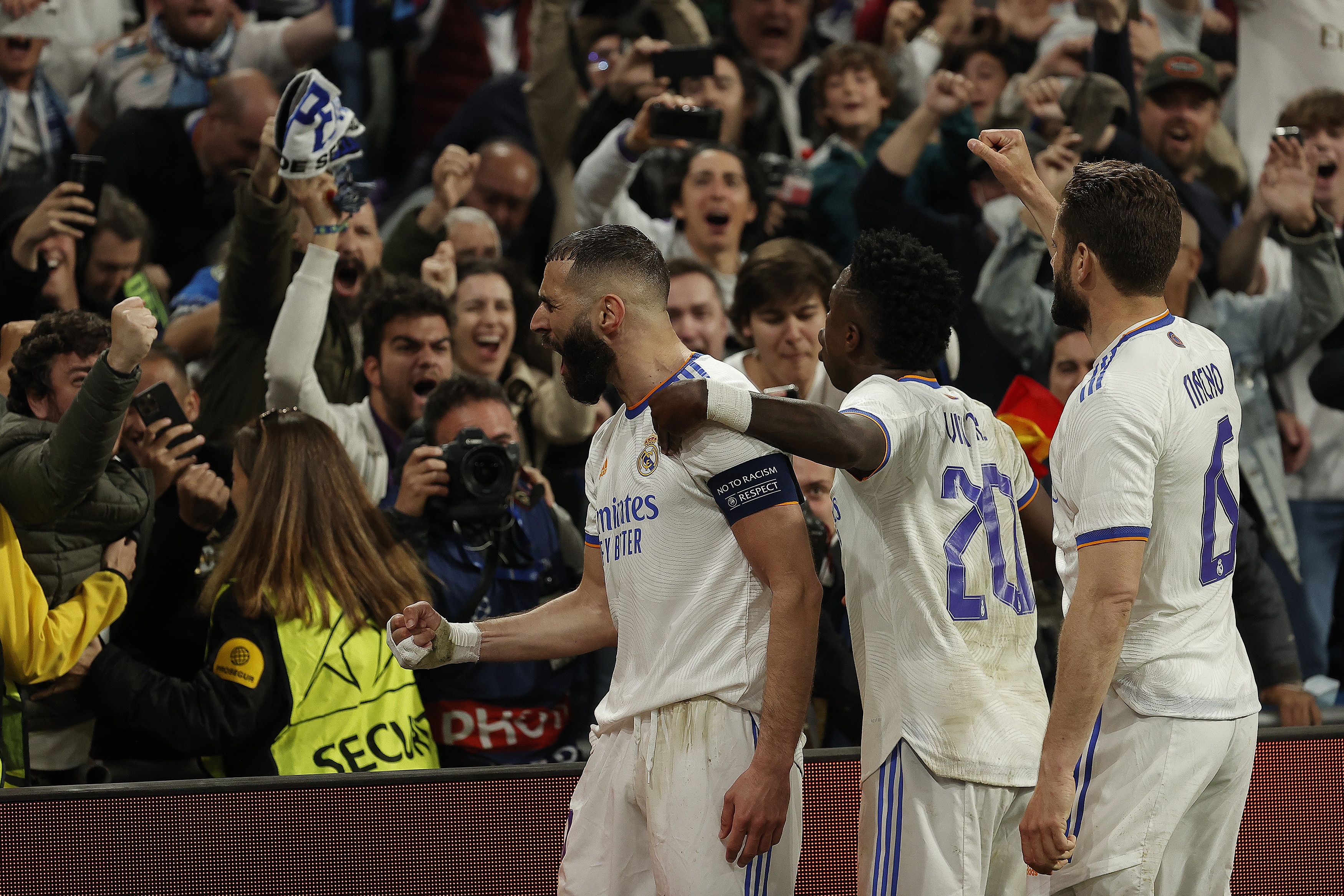 MADRID, SPAIN - MAY 04: Karim Benzema of Real Madrid celebrates with his team mates after scoring a goal during the UEFA Champions League Semi Final second leg match between Manchester City and Real Madrid at Santiago Bernabeu Stadium on May 4, 2022 in Madrid, Spain. (Photo by Burak Akbulut/Anadolu Agency via Getty Images)