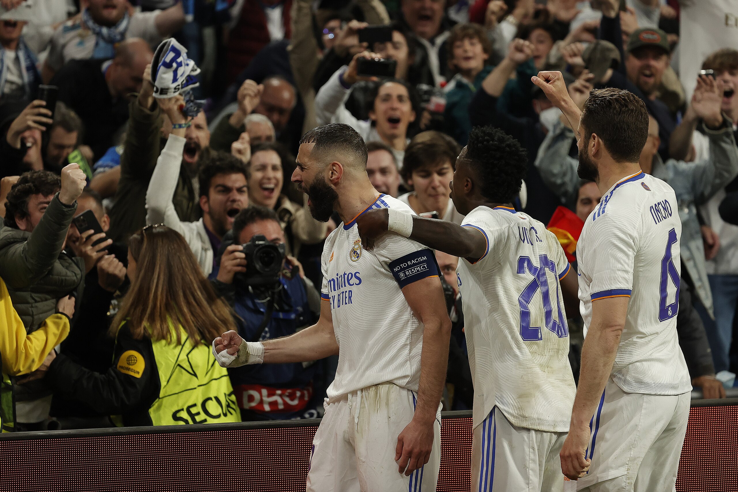 MADRID, SPAIN - MAY 04: Karim Benzema of Real Madrid celebrates with his team mates after scoring a goal during the UEFA Champions League Semi Final second leg match between Manchester City and Real Madrid at Santiago Bernabeu Stadium on May 4, 2022 in Madrid, Spain. (Photo by Burak Akbulut/Anadolu Agency via Getty Images) MADRID, SPAIN - MAY 04: Karim Benzema of Real Madrid celebrates with his team mates after scoring a goal during the UEFA Champions League Semi Final second leg match between Manchester City and Real Madrid at Santiago Bernabeu Stadium on May 4, 2022 in Madrid, Spain. (Photo by Burak Akbulut/Anadolu Agency via Getty Images)