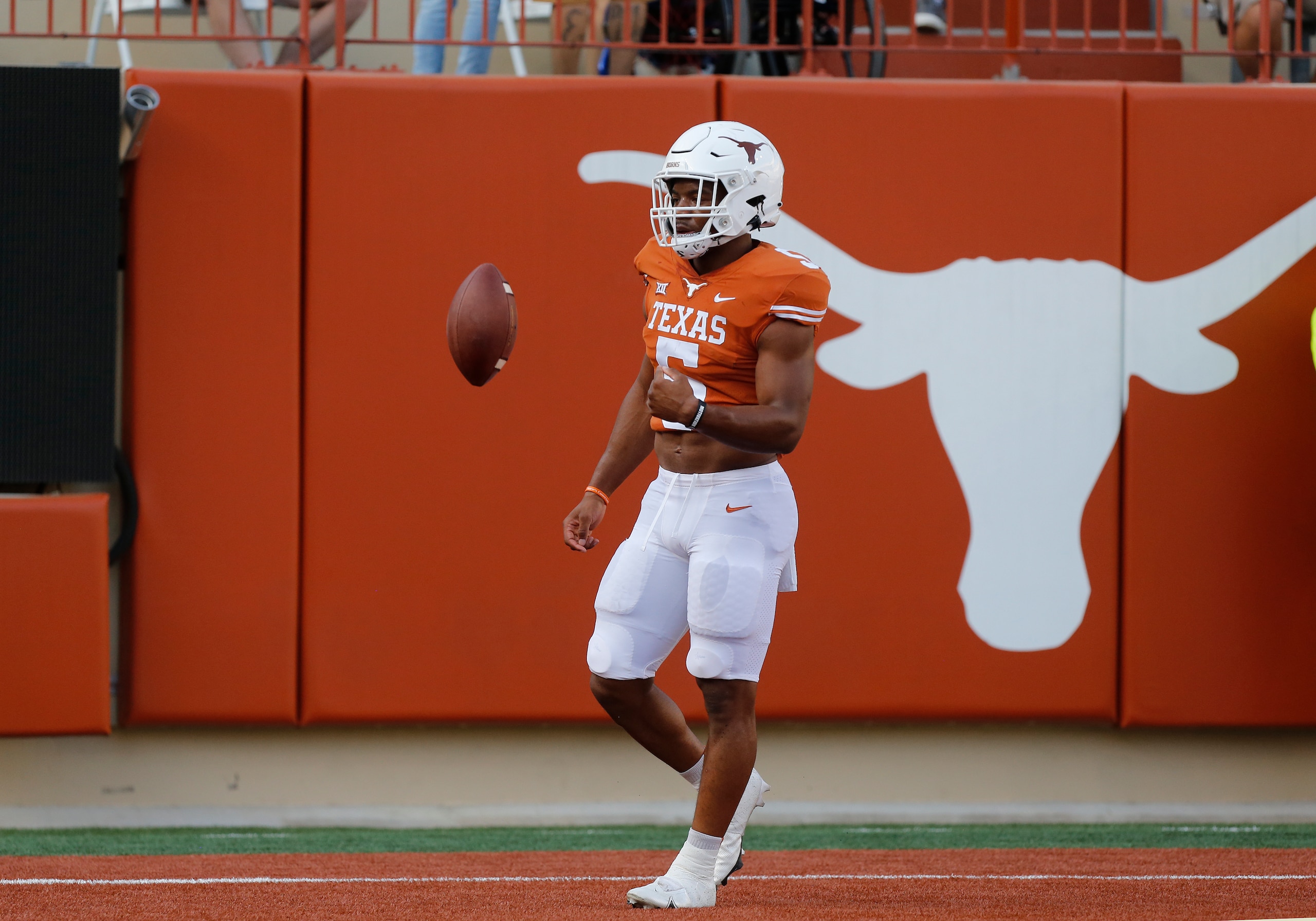 AUSTIN, TX - APRIL 23: University of Texas Long Horns running back Bijan Robinson runs in to the end zone during the spring game on April 23, 2022, at Darrell K Royal - Texas Memorial Stadium in Austin, TX. (Photo by Adam Davis/Icon Sportswire via Getty Images)
