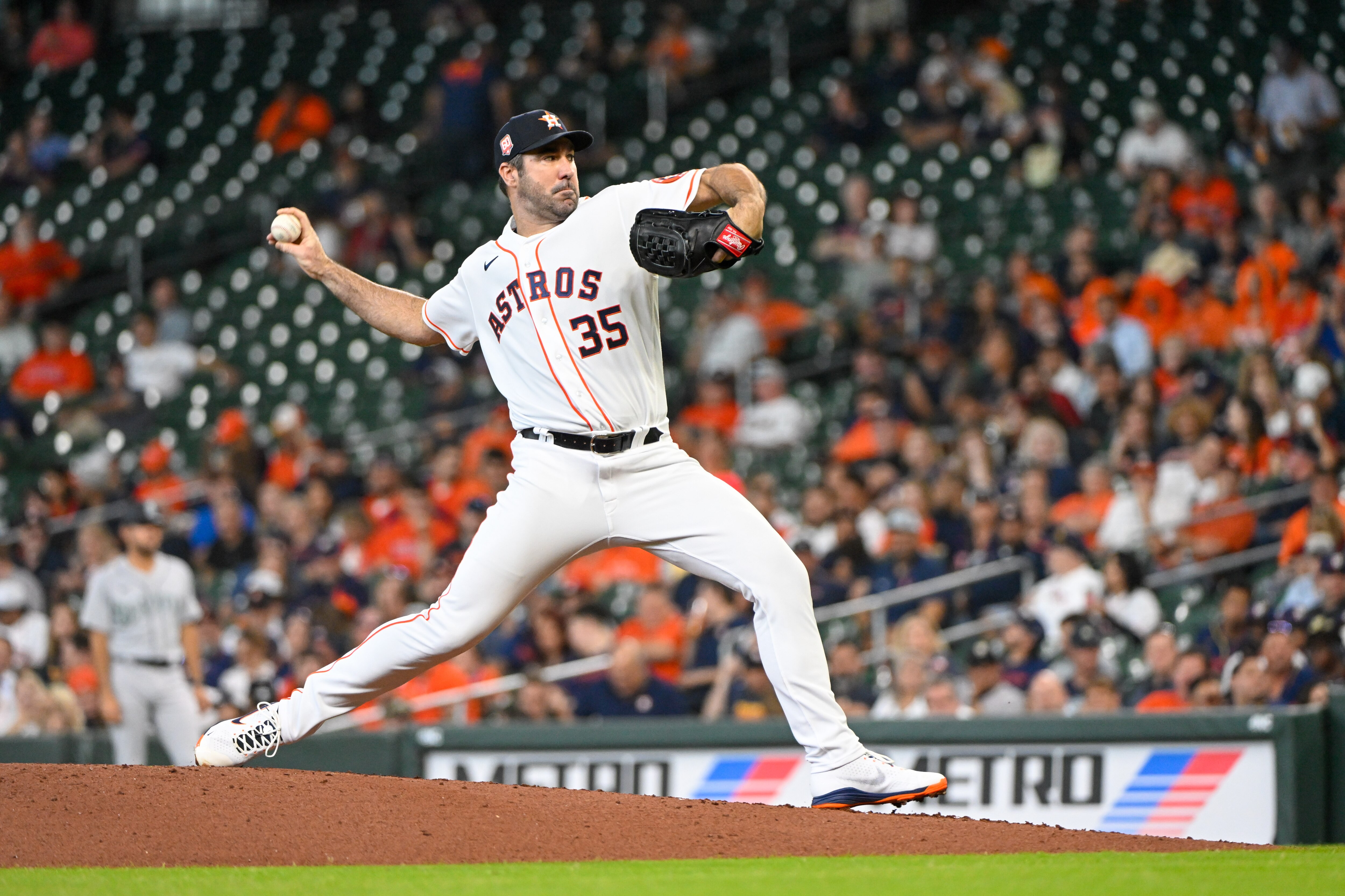 HOUSTON, TX - MAY 04: Houston Astros starting pitcher Justin Verlander (35) delivers a pitch during the baseball game between the Seattle Mariners and Houston Astros at Minute Maid Park on May 4, 2022 in Houston, TX. (Photo by Ken Murray/Icon Sportswire via Getty Images)