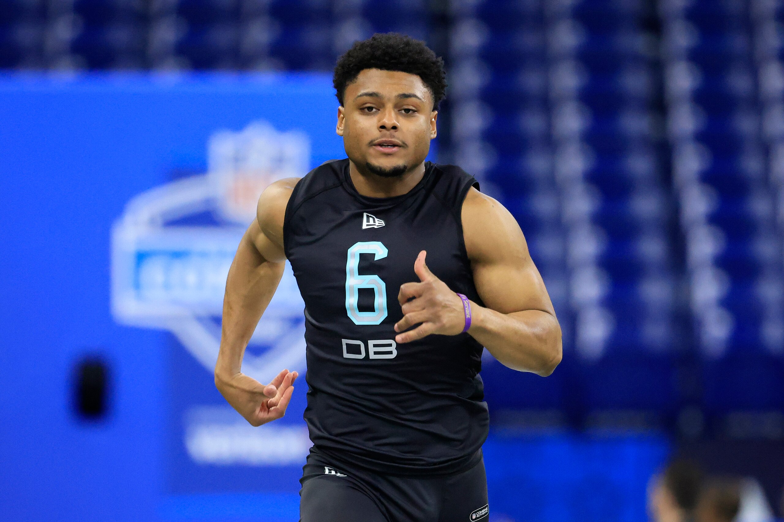 INDIANAPOLIS, INDIANA - MARCH 06: Coby Bryant #DB06 of the Cincinnati Bearcats runs the 40 yard dash during the NFL Combine at Lucas Oil Stadium on March 06, 2022 in Indianapolis, Indiana. (Photo by Justin Casterline/Getty Images)