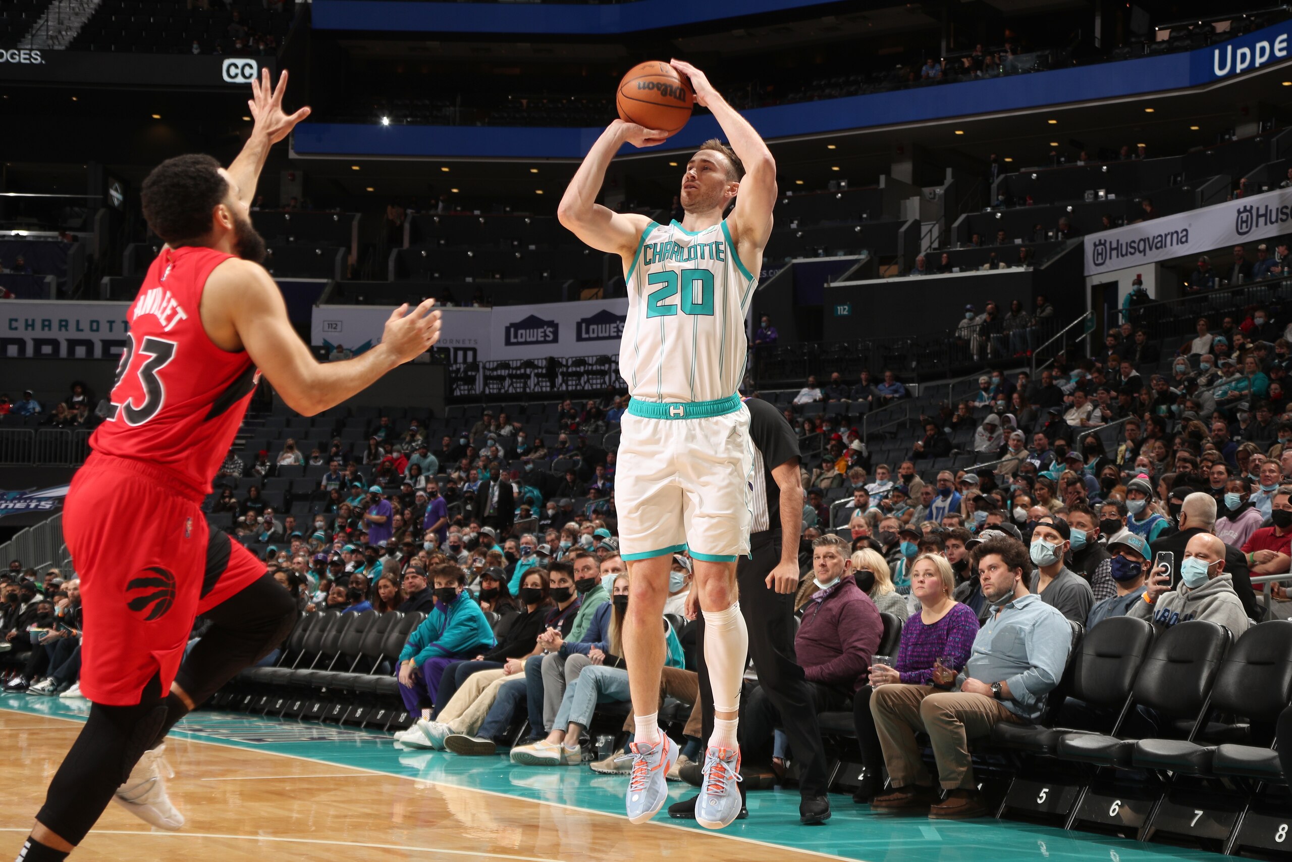 CHARLOTTE, NC - FEBRUARY 7: Gordon Hayward #20 of the Charlotte Hornets shoots a three point basket during the game against the Toronto Raptors on February 7, 2022 at Spectrum Center in Charlotte, North Carolina. NOTE TO USER: User expressly acknowledges and agrees that, by downloading and or using this photograph, User is consenting to the terms and conditions of the Getty Images License Agreement. Mandatory Copyright Notice: Copyright 2022 NBAE (Photo by Kent Smith/NBAE via Getty Images) CHARLOTTE, NC - FEBRUARY 7: Gordon Hayward #20 of the Charlotte Hornets shoots a three point basket during the game against the Toronto Raptors on February 7, 2022 at Spectrum Center in Charlotte, North Carolina. NOTE TO USER: User expressly acknowledges and agrees that, by downloading and or using this photograph, User is consenting to the terms and conditions of the Getty Images License Agreement. Mandatory Copyright Notice: Copyright 2022 NBAE (Photo by Kent Smith/NBAE via Getty Images)