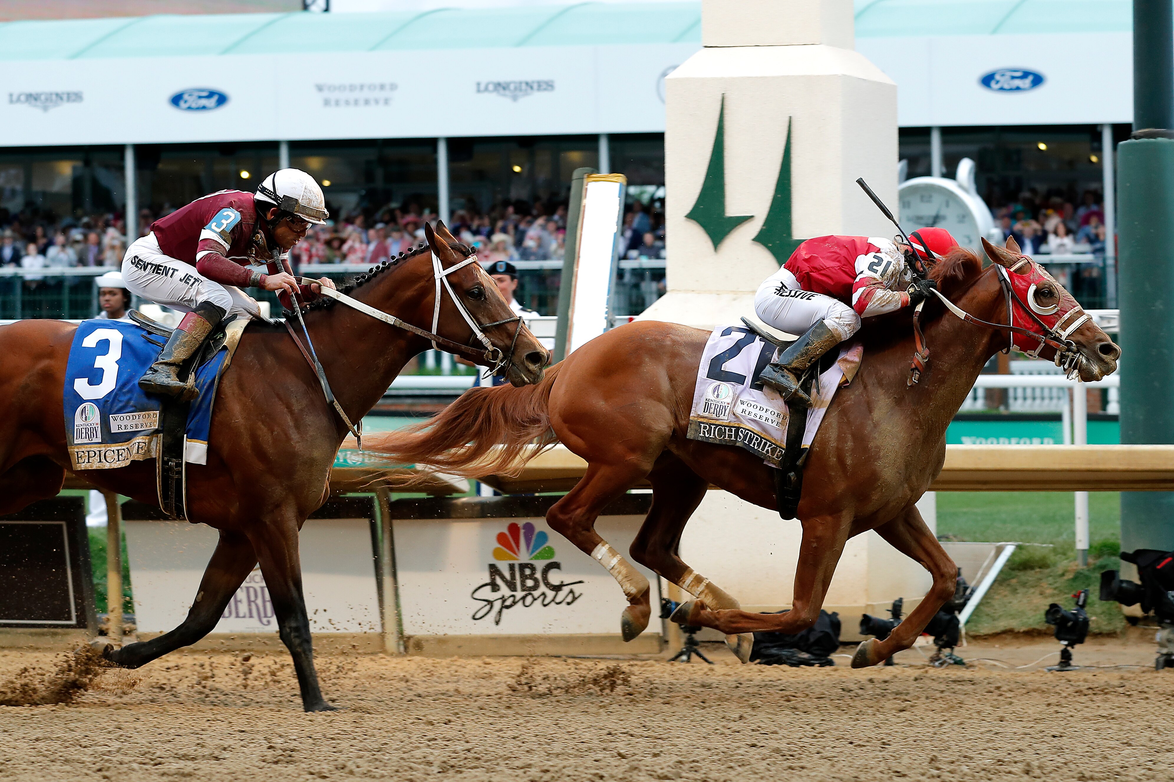 LOUISVILLE, KENTUCKY - MAY 07: Rich Strike with Sonny Leon up wins the 148th running of the Kentucky Derby followed by Epicenter with Joel Rosario up at Churchill Downs on May 07, 2022 in Louisville, Kentucky. (Photo by Gunnar Word/Getty Images)
