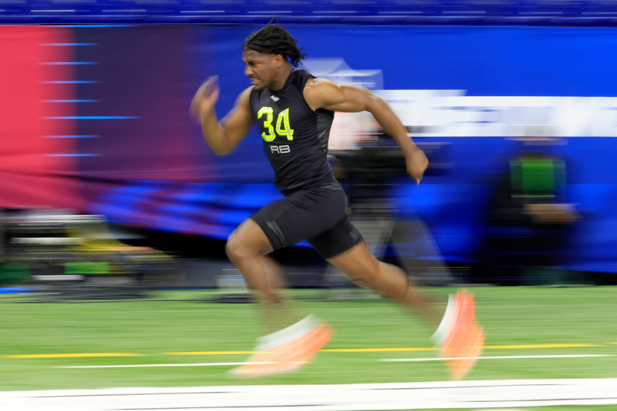 INDIANAPOLIS, INDIANA - MARCH 04: Rachaad White #RB34 of Arizona State runs the 40 yard dash during the NFL Combine at Lucas Oil Stadium on March 04, 2022 in Indianapolis, Indiana. (Photo by Justin Casterline/Getty Images)