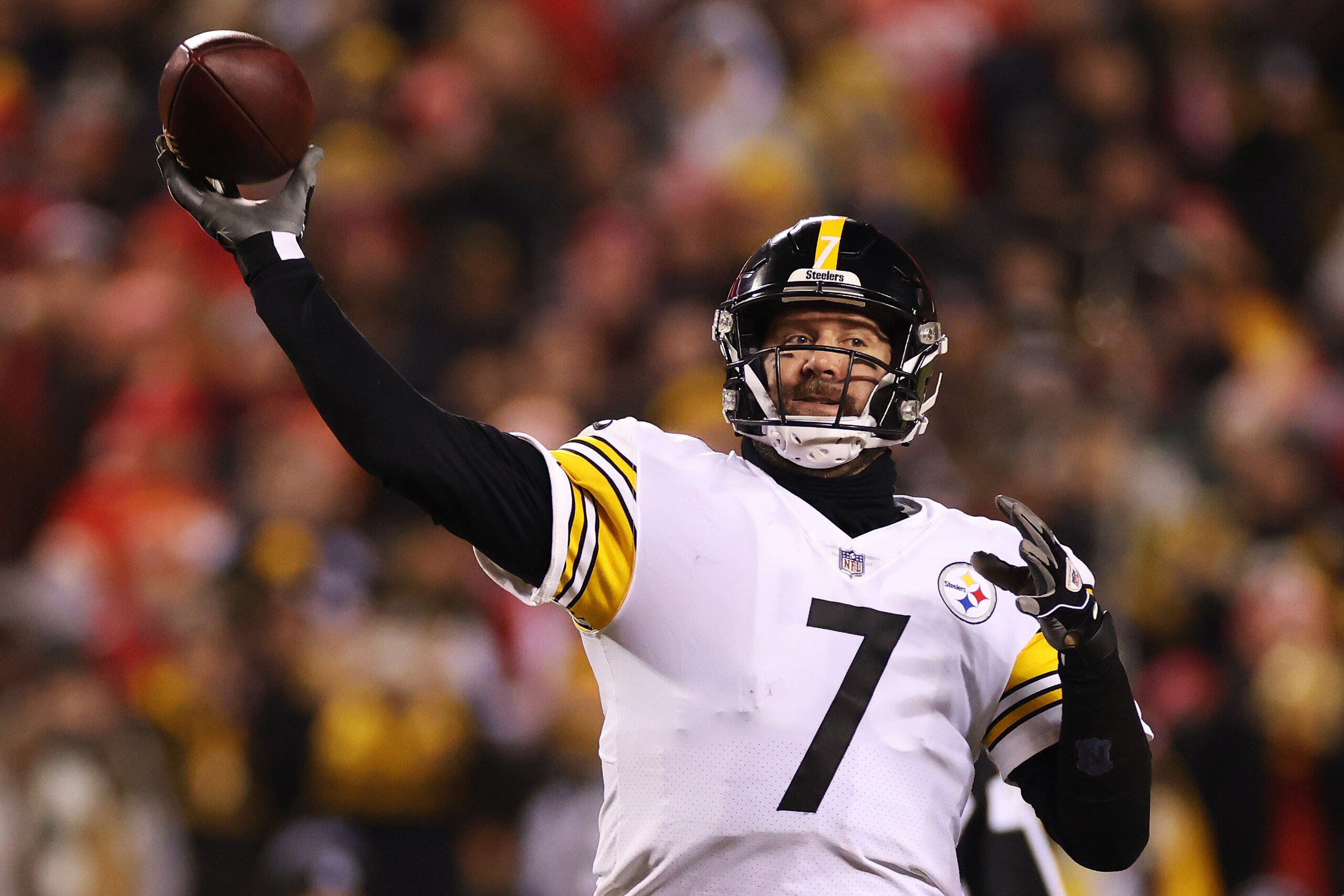 KANSAS CITY, MISSOURI - JANUARY 16: Ben Roethlisberger #7 of the Pittsburgh Steelers throws the ball in the fourth quarter of the game against the Kansas City Chiefs in the NFC Wild Card Playoff game at Arrowhead Stadium on January 16, 2022 in Kansas City, Missouri. (Photo by David Eulitt/Getty Images)