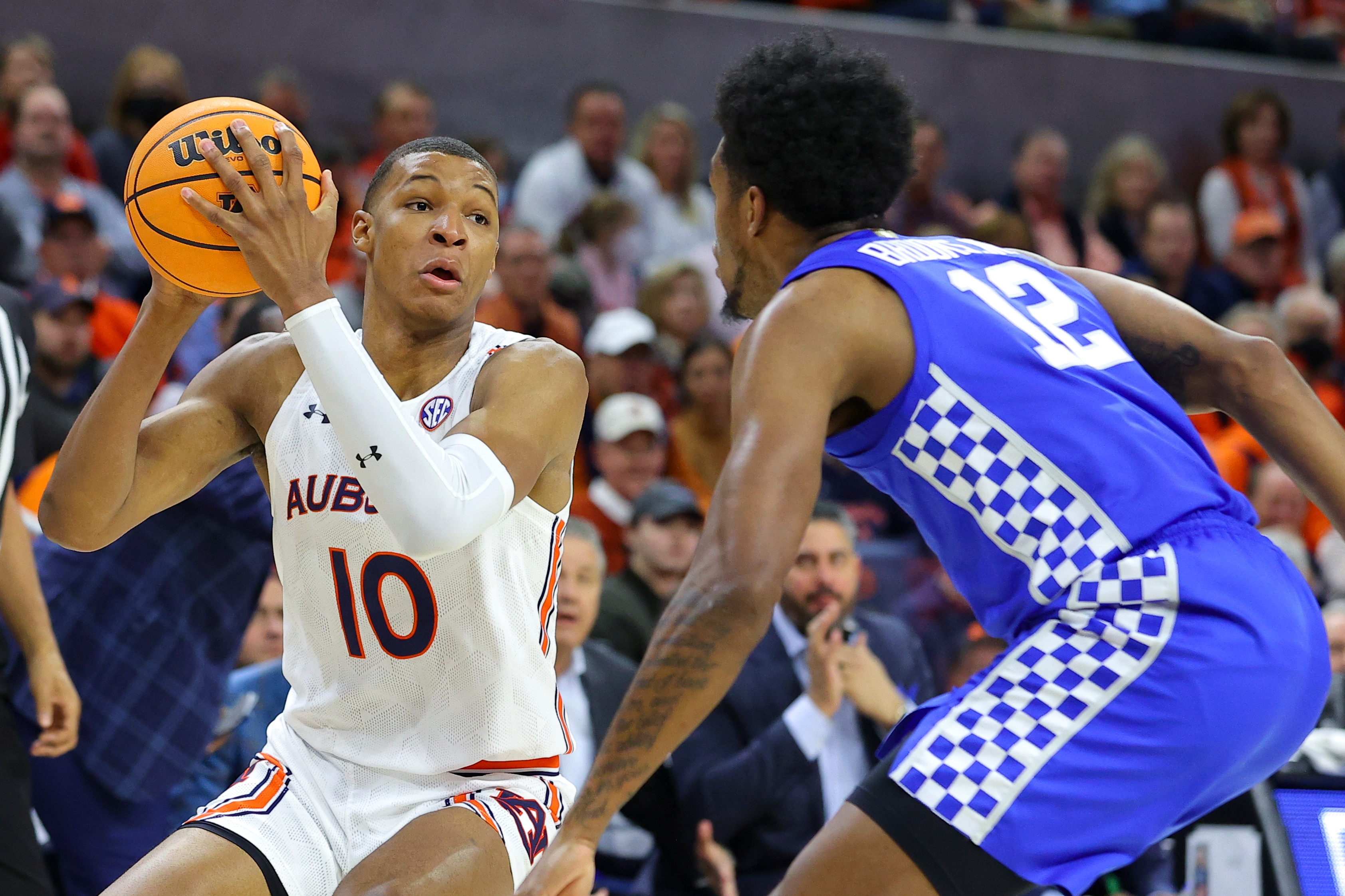 AUBURN, AL - JANUARY 22: Jabari Smith #10 of the Auburn Tigers looks to shoot as he is defended by Keion Brooks Jr. #12 of the Kentucky Wildcats during the first half at Auburn Arena on January 22, 2022 in Auburn, Alabama. (Photo by Todd Kirkland/Getty Images)