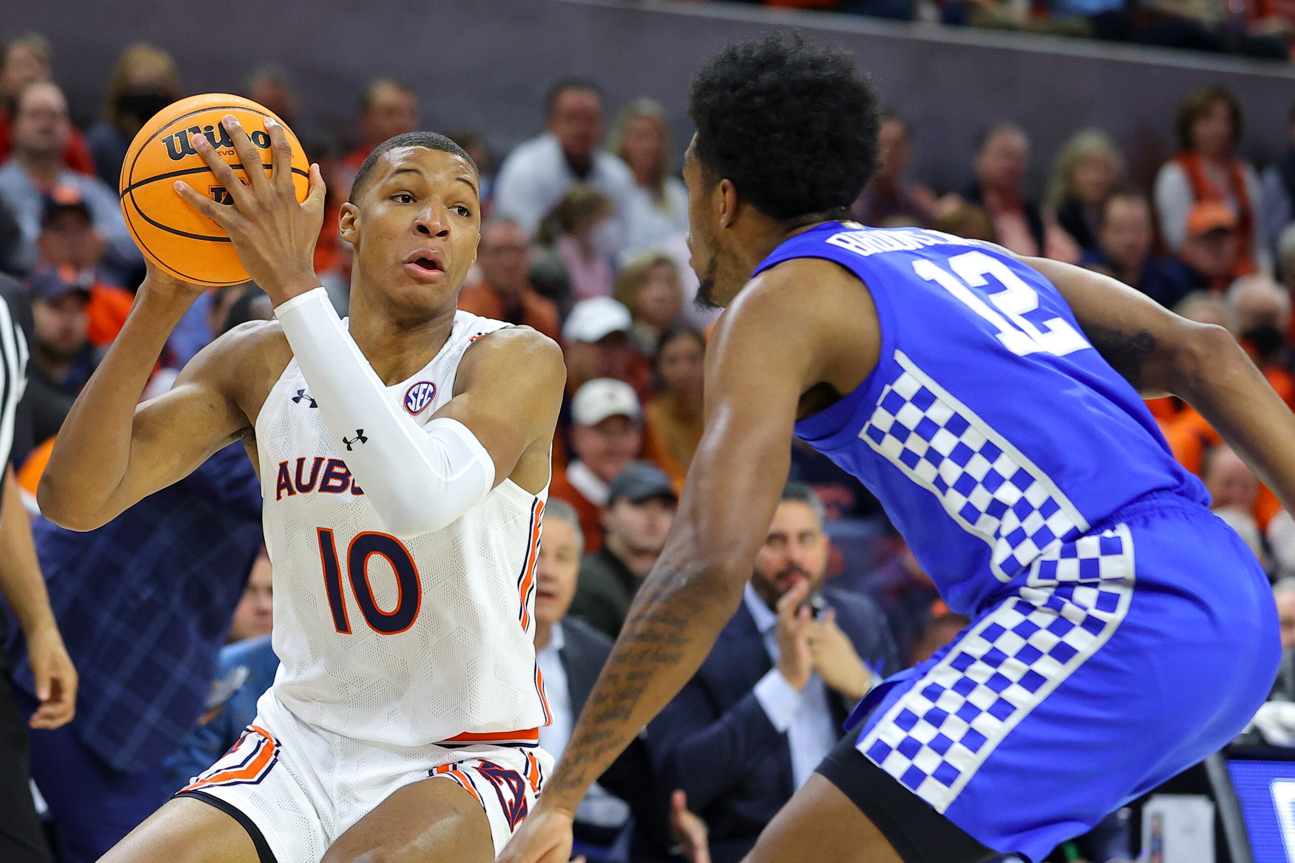 AUBURN, AL - JANUARY 22: Jabari Smith #10 of the Auburn Tigers looks to shoot as he is defended by Keion Brooks Jr. #12 of the Kentucky Wildcats during the first half at Auburn Arena on January 22, 2022 in Auburn, Alabama. (Photo by Todd Kirkland/Getty Images)