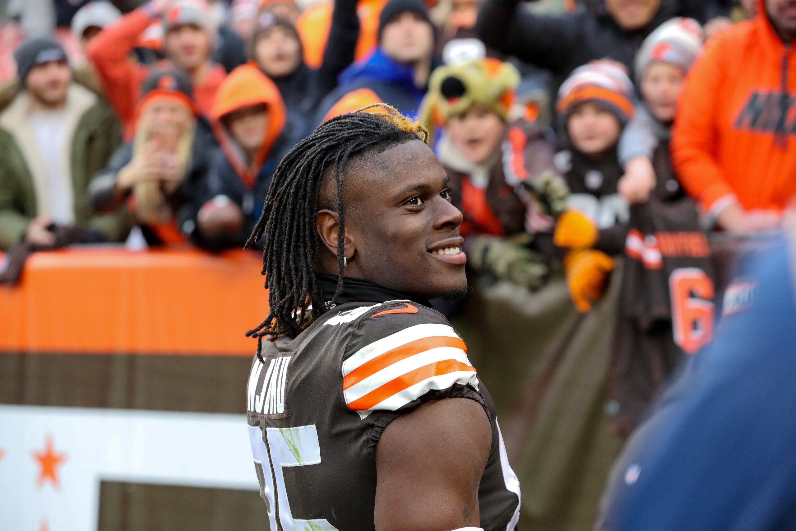 CLEVELAND, OH - JANUARY 09: Cleveland Browns tight end David Njoku (85) interacts with fans following the National Football League game between the Cincinnati Bengals and Cleveland Browns on January 9, 2022, at FirstEnergy Stadium in Cleveland, OH. (Photo by Frank Jansky/Icon Sportswire via Getty Images)