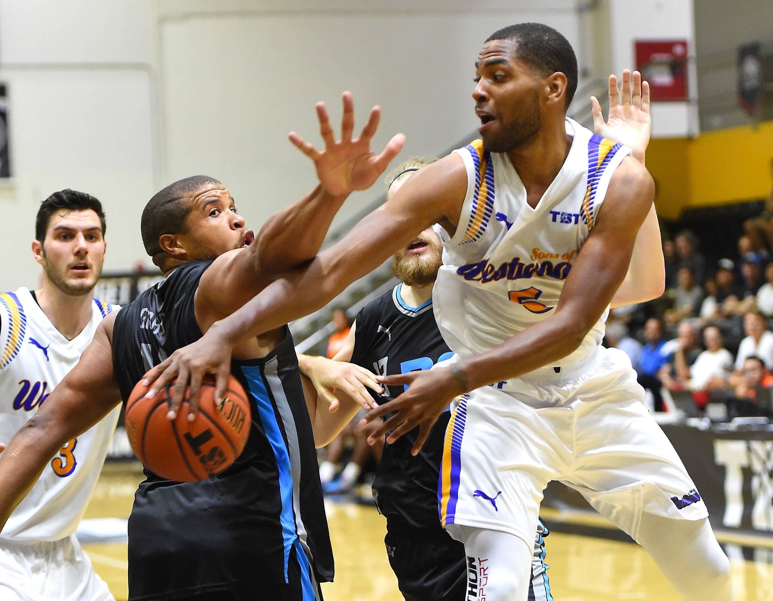 LOS ANGELES, CA - JULY 14:  Khalif Wyatt #5 of the Sons of Westwood makes a pass behind Jeff Gibbs #4 of the D3 during the Western Regional game during The Basketball Tournament at Eagle's Nest Arena on July 14, 2018 in Los Angeles, California.  (Photo by Jayne Kamin-Oncea/Getty Images)