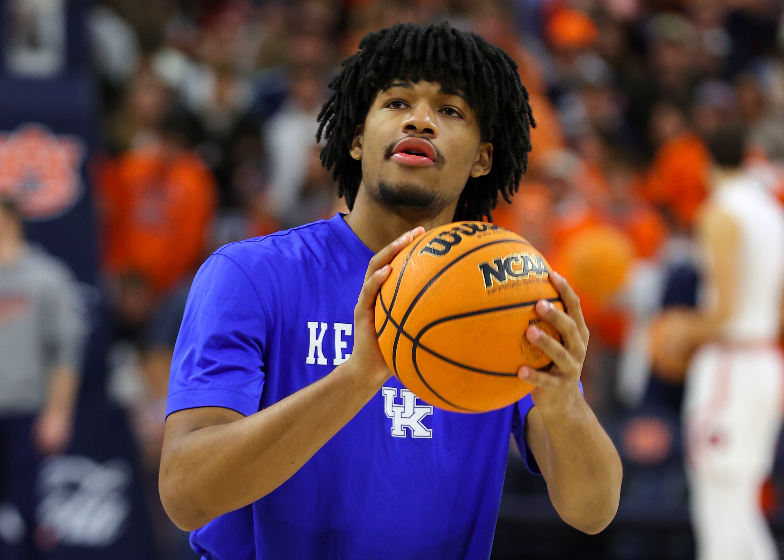 AUBURN, AL - JANUARY 22:  Shaedon Sharpe #21 of the Kentucky Wildcats warms up prior to the game against the Auburn Tigers at Auburn Arena on January 22, 2022 in Auburn, Alabama. (Photo by Todd Kirkland/Getty Images)