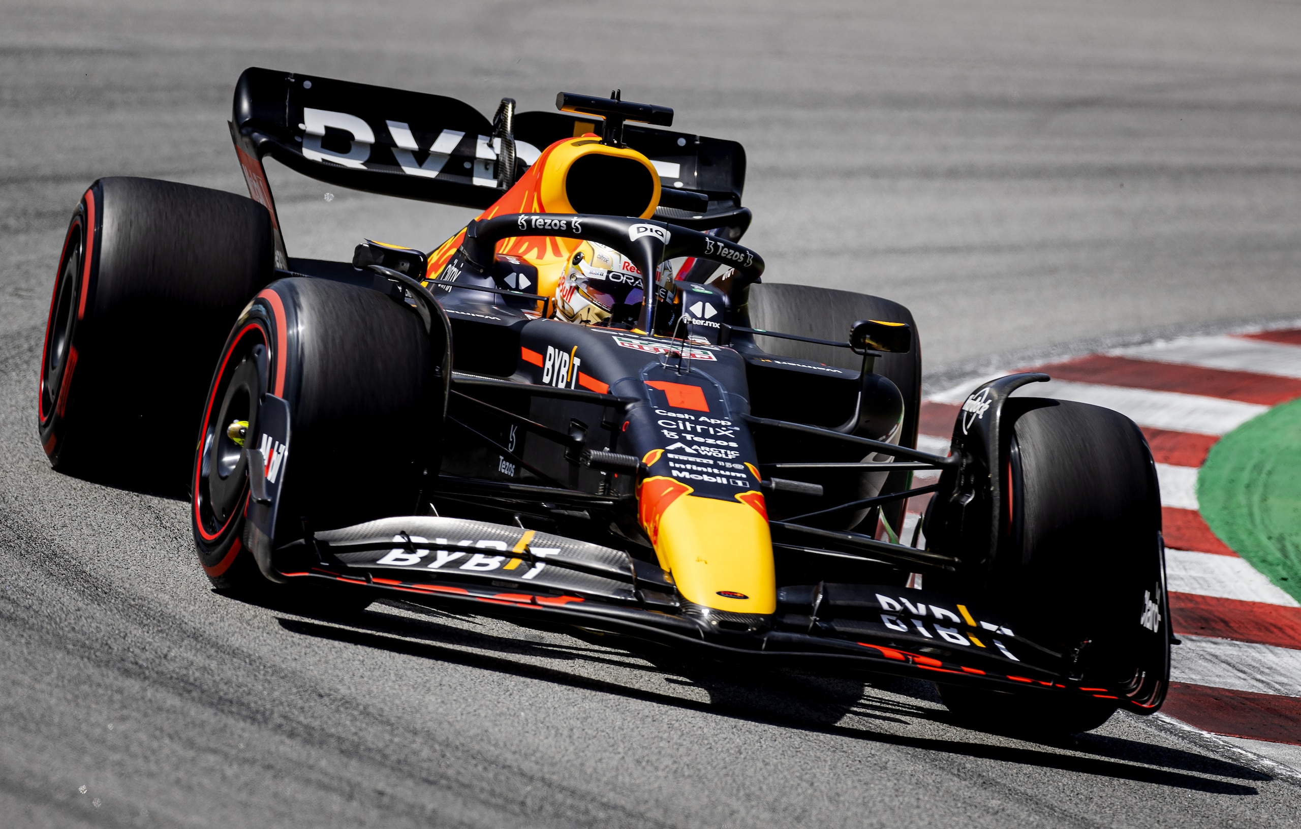 BARCELONA - Max Verstappen (1) with the Oracle Red Bull Racing RB18 Honda during the F1 Grand Prix of Spain at Circuit de Barcelona-Catalunya on May 22, 2022 in Barcelona, Spain. REMKO DE WAAL (Photo by ANP via Getty Images)