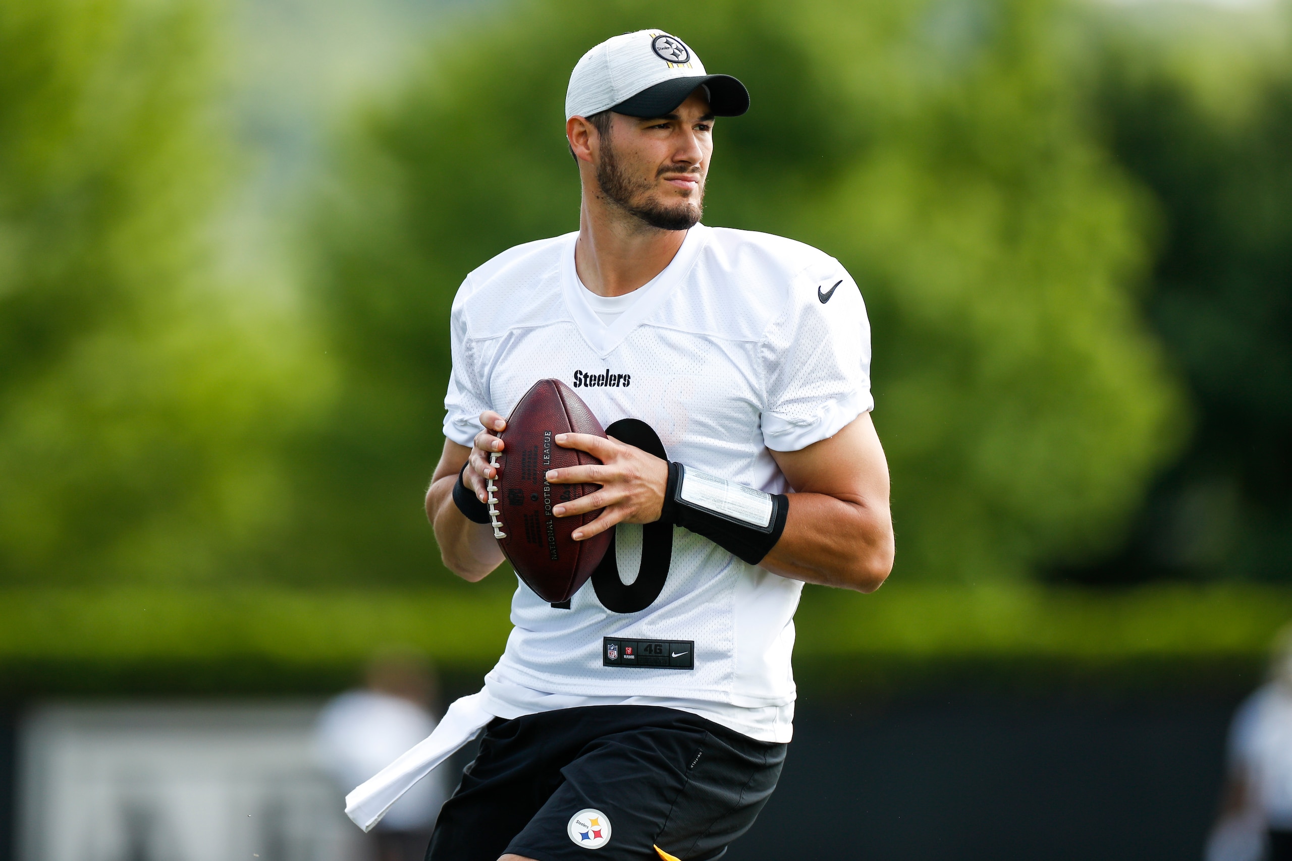 PITTSBURGH, PA - MAY 24: Pittsburgh Steelers quarterback Mitchell Trubisky (10) takes part in a drill during the team's OTA practice, Tuesday, May 24, 2022, in Pittsburgh, PA. (Photo by Brandon Sloter/Icon Sportswire via Getty Images) PITTSBURGH, PA - MAY 24: Pittsburgh Steelers quarterback Mitchell Trubisky (10) takes part in a drill during the team's OTA practice, Tuesday, May 24, 2022, in Pittsburgh, PA. (Photo by Brandon Sloter/Icon Sportswire via Getty Images)