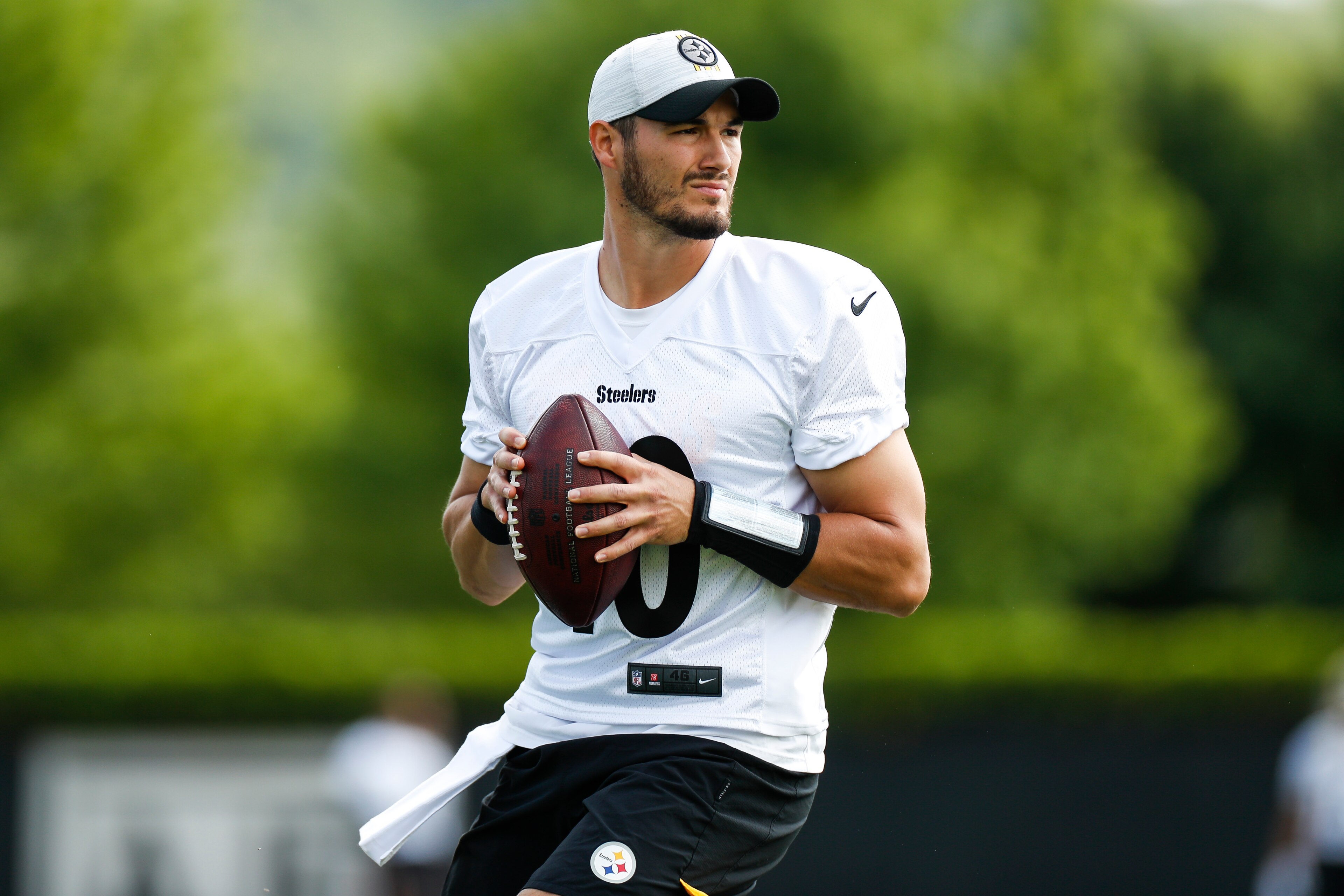 PITTSBURGH, PA - MAY 24: Pittsburgh Steelers quarterback Mitchell Trubisky (10) takes part in a drill during the team's OTA practice, Tuesday, May 24, 2022, in Pittsburgh, PA. (Photo by Brandon Sloter/Icon Sportswire via Getty Images)