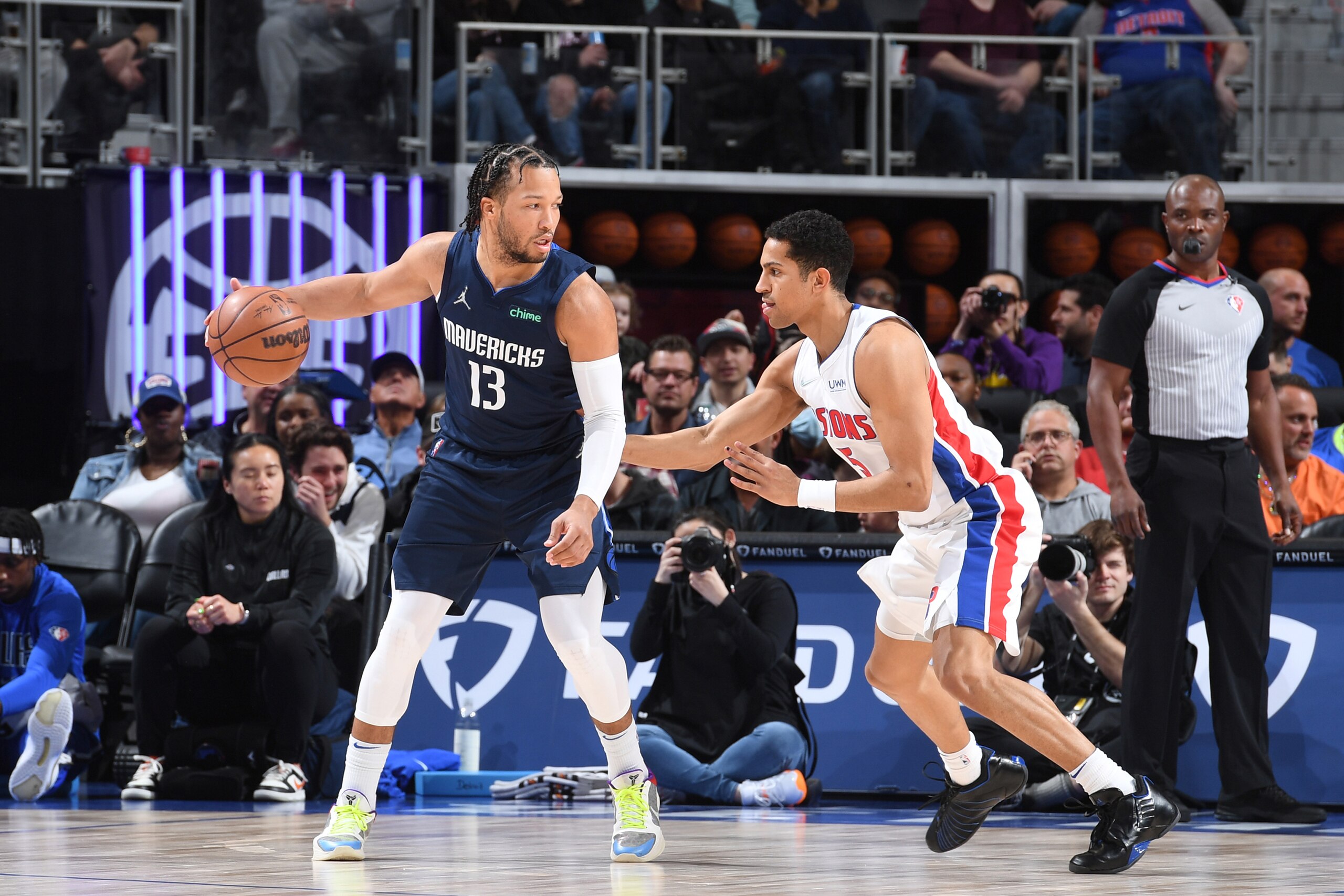 DETROIT, MI - APRIL 6: Jalen Brunson #13 of the Dallas Mavericks handles the ball during the game against the Detroit Pistons on April 6, 2022 at Little Caesars Arena in Detroit, Michigan. NOTE TO USER: User expressly acknowledges and agrees that, by downloading and/or using this photograph, User is consenting to the terms and conditions of the Getty Images License Agreement. Mandatory Copyright Notice: Copyright 2022 NBAE (Photo by Chris Schwegler/NBAE via Getty Images)