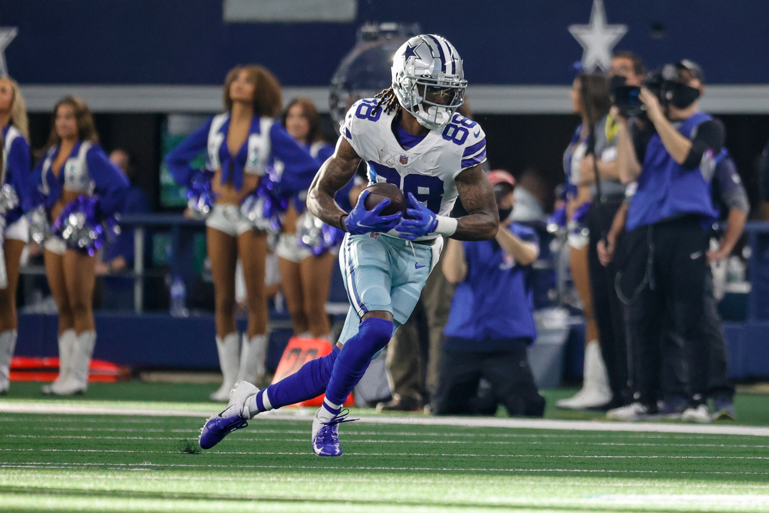 ARLINGTON, TX - JANUARY 16: Dallas Cowboys wide receiver CeeDee Lamb (88) looks for yardage after a catch during the NFC Wild Card game between the Dallas Cowboys and the San Francisco 49ers on January 16, 2022 at AT&T Stadium in Arlington, Texas. (Photo by Matthew Pearce/Icon Sportswire via Getty Images)