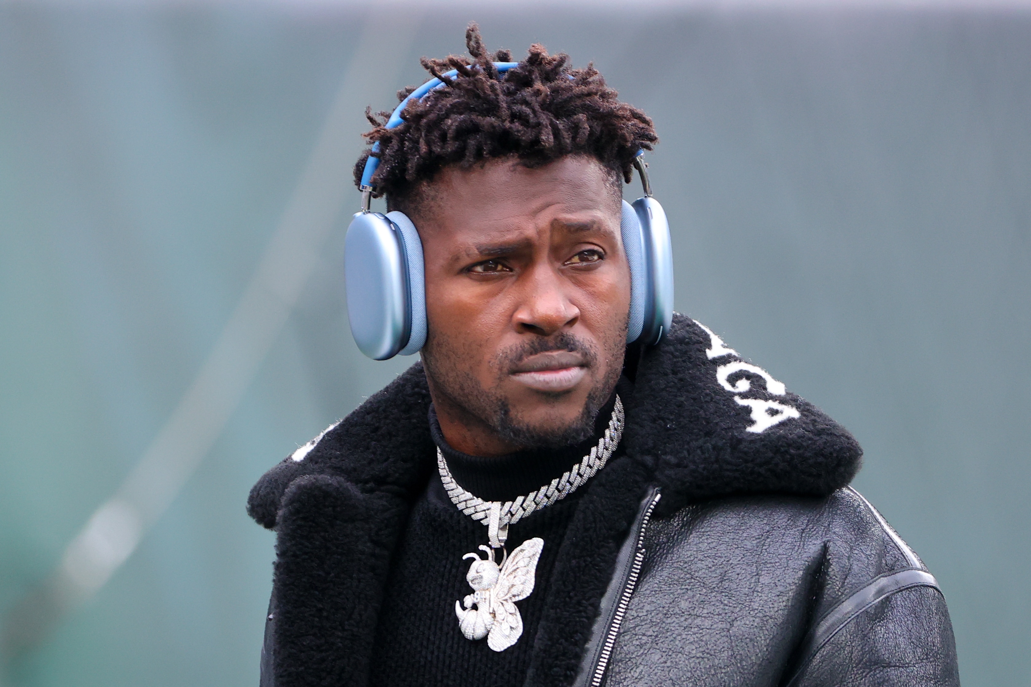 EAST RUTHERFORD, NJ - JANUARY 02:  Tampa Bay Buccaneers wide receiver Antonio Brown (81) walks the field prior to the National Football League game between the New York Jets and the Tampa Bay Buccaneers on January 2, 2022 at MetLife Stadium in East Rutherford, NJ.   (Photo by Rich Graessle/Icon Sportswire via Getty Images)
