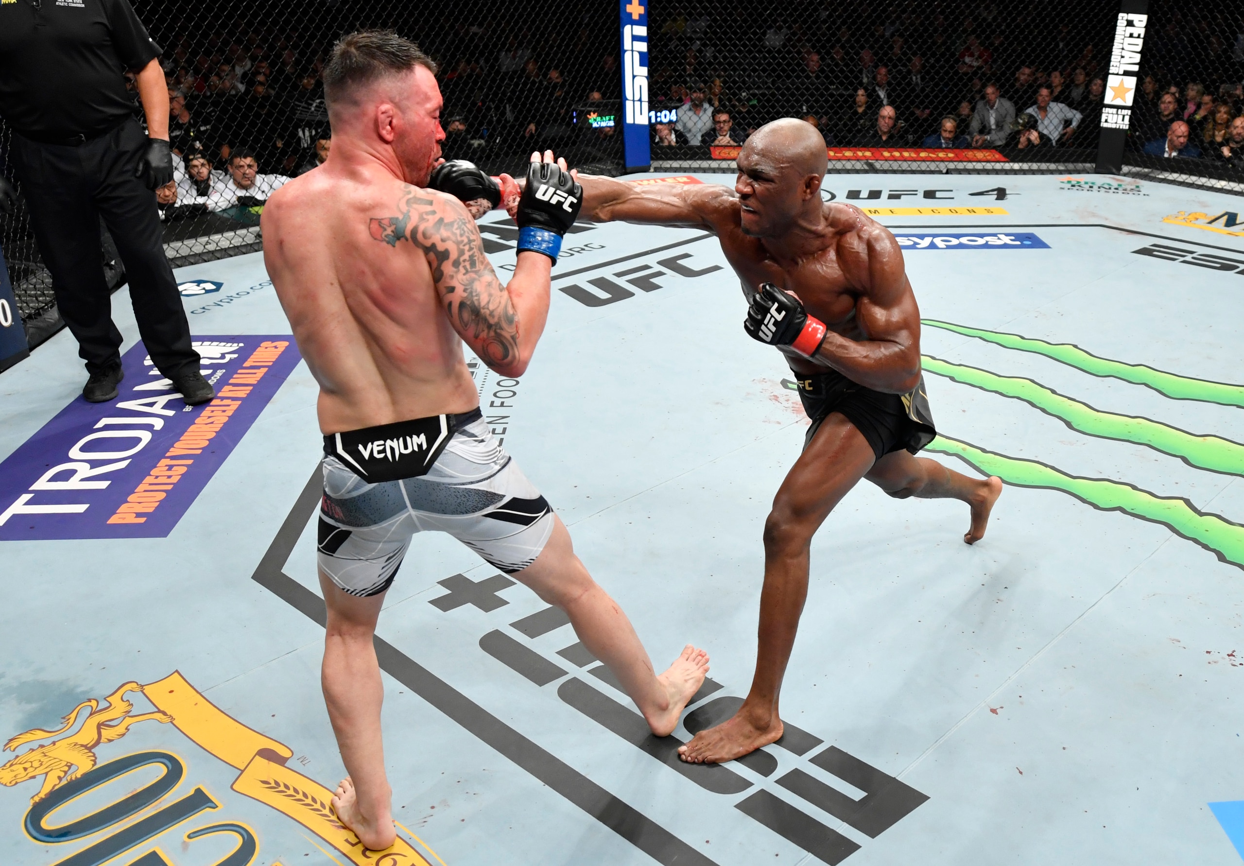 NEW YORK, NEW YORK - NOVEMBER 06: (R-L) Kamaru Usman of Nigeria punches Colby Covington in their UFC welterweight championship fight during the UFC 268 event at Madison Square Garden on November 06, 2021 in New York City. (Photo by Jeff Bottari/Zuffa LLC)