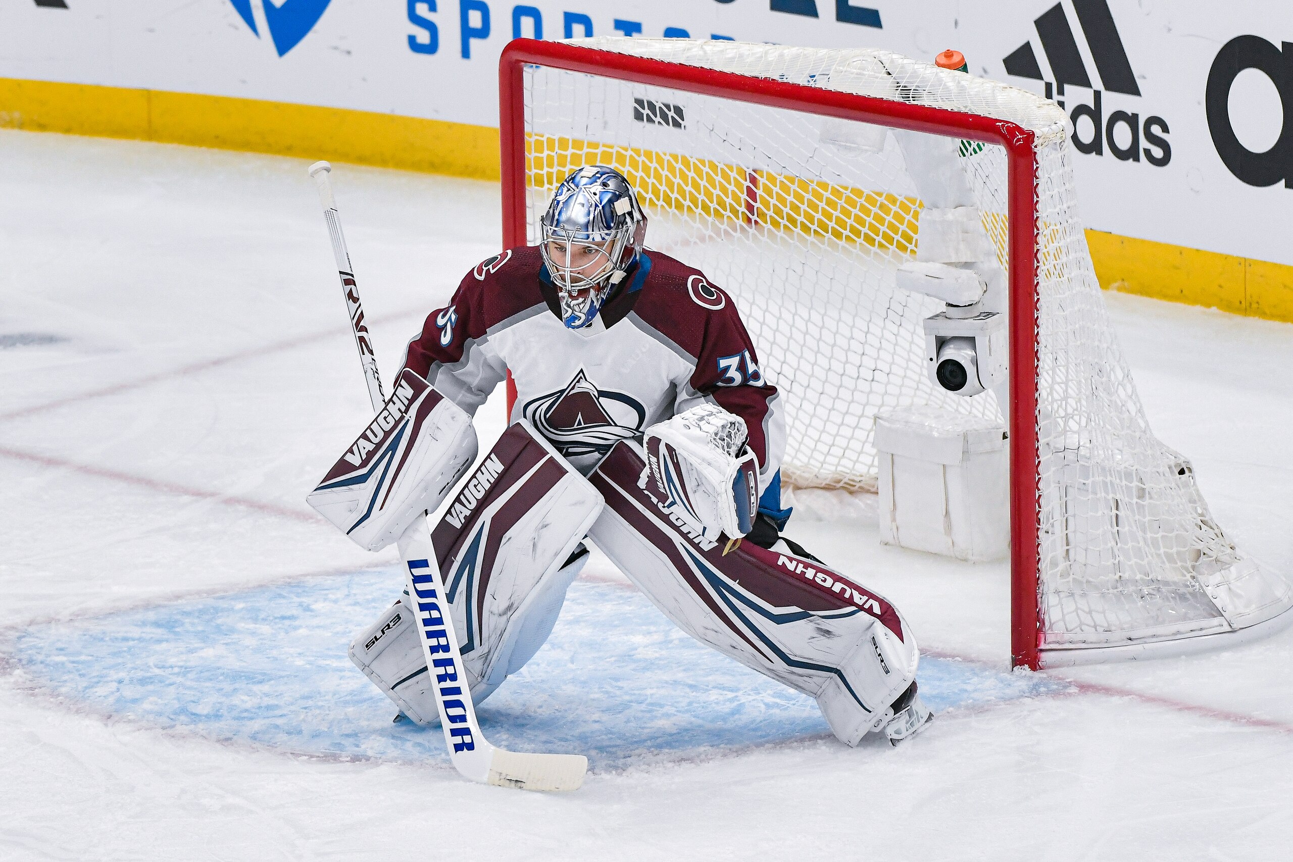ST. LOUIS, MO - MAY 27: Colorado Avalanche goaltender Darcy Kuemper (35) waits for the play to come in on him during Round 2 game 6 of the Stanley Cup Playoffs between the Colorado Avalanche and the St. Louis Blues on May 27, 2022, at the Enterprise Center in St. Louis MO (Photo by Rick Ulreich/Icon Sportswire via Getty Images)