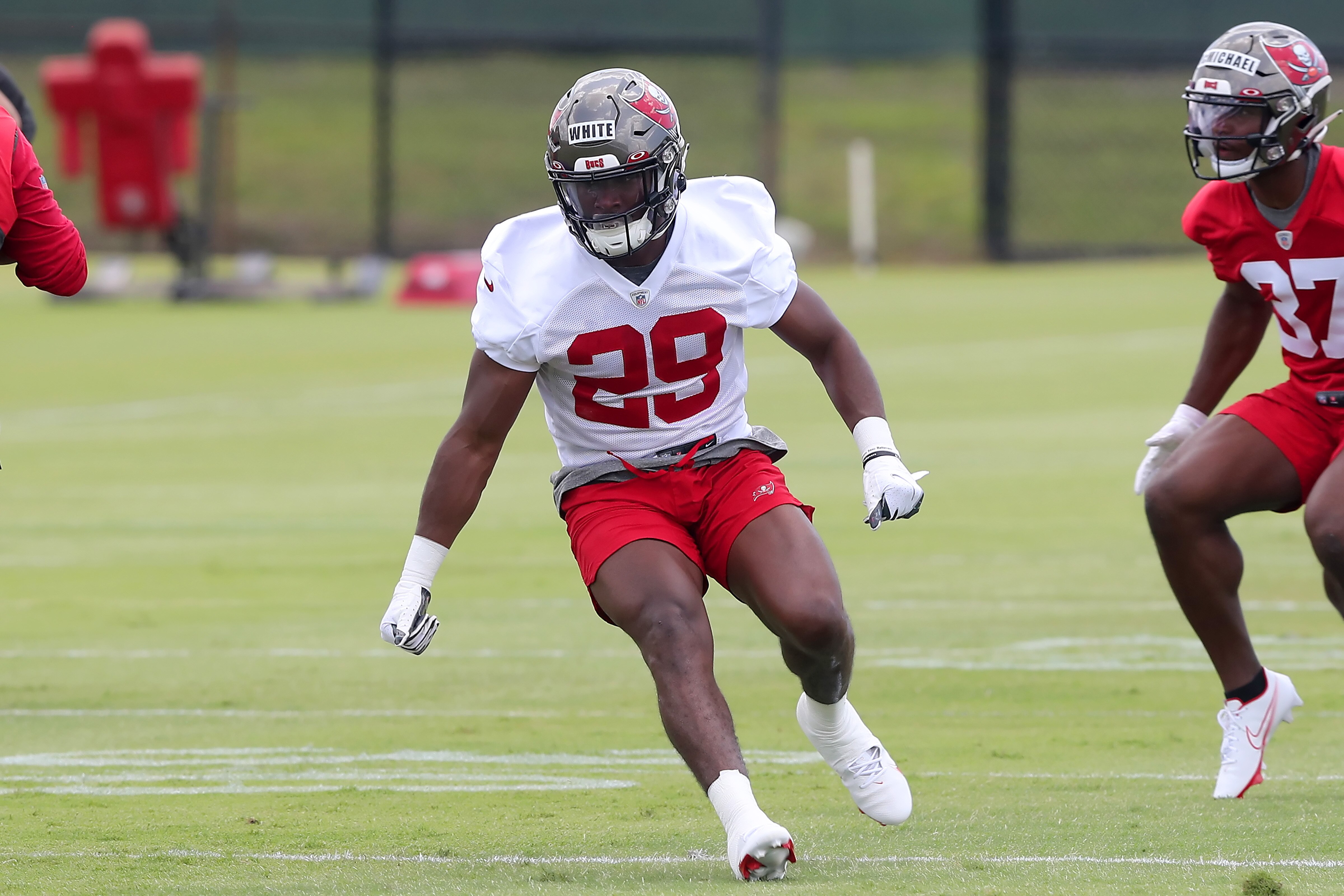 TAMPA, FL - MAY 14: Tampa Bay Buccaneers runningback Rachaad White (29) goes thru a drill during the Tampa Bay Buccaneers Rookie Minicamp on May 14, 2022 at the AdventHealth Training Center at One Buccaneer Place in Tampa, Florida. (Photo by Cliff Welch/Icon Sportswire via Getty Images)