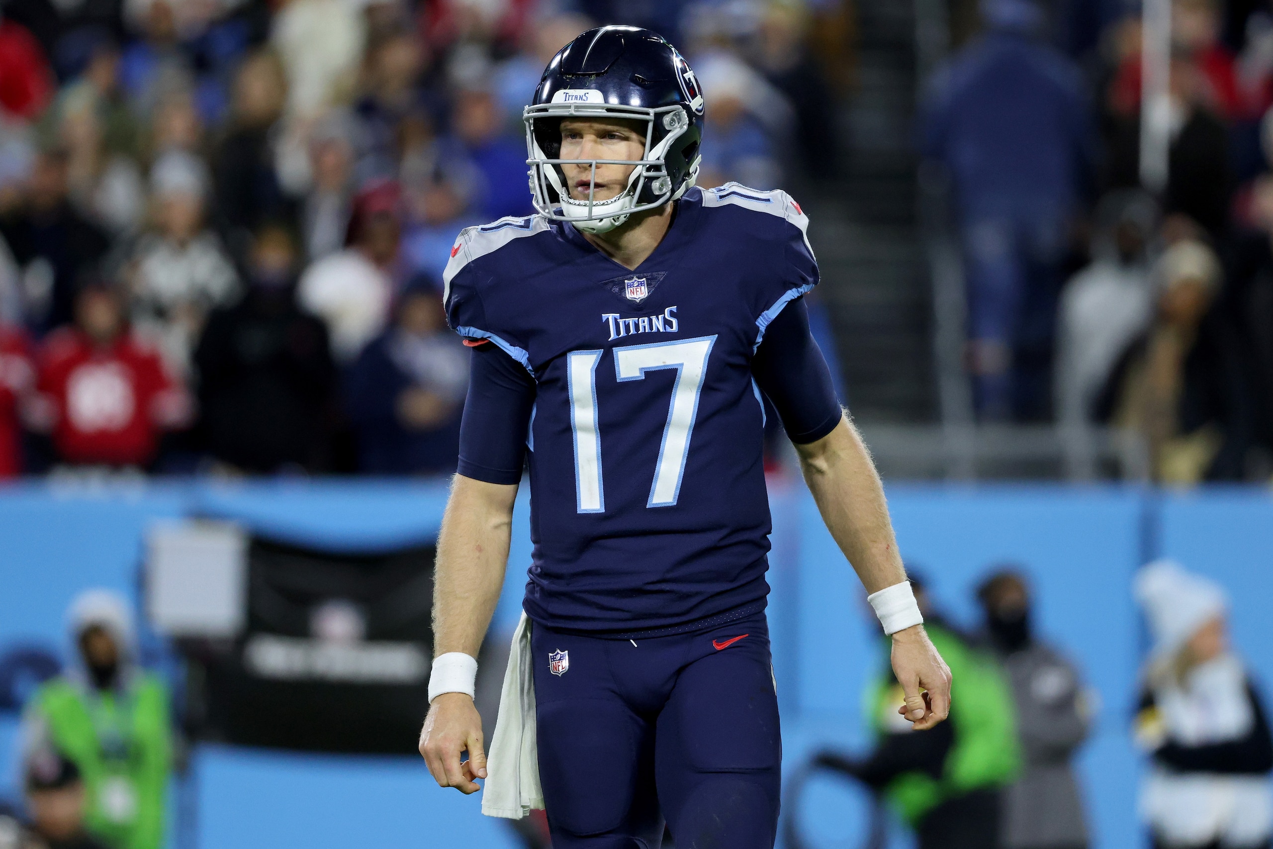 NASHVILLE, TENNESSEE - DECEMBER 23: Ryan Tannehill #17 of the Tennessee Titans looks on in the fourth quarter against the San Francisco 49ers at Nissan Stadium on December 23, 2021 in Nashville, Tennessee. (Photo by Dylan Buell/Getty Images) NASHVILLE, TENNESSEE - DECEMBER 23: Ryan Tannehill #17 of the Tennessee Titans looks on in the fourth quarter against the San Francisco 49ers at Nissan Stadium on December 23, 2021 in Nashville, Tennessee. (Photo by Dylan Buell/Getty Images)