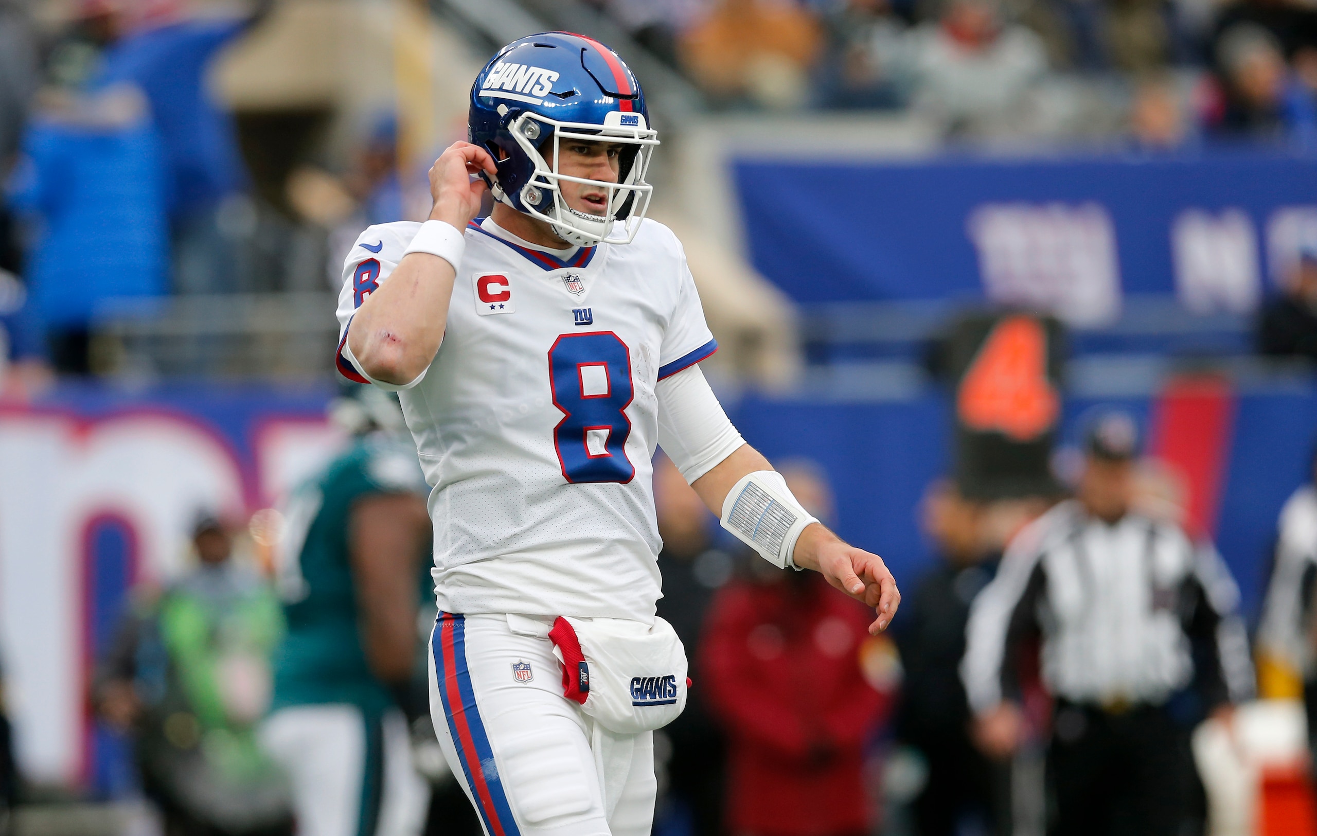 EAST RUTHERFORD, NEW JERSEY - NOVEMBER 28: (NEW YORK DAILIES OUT) Daniel Jones #8 of the New York Giants in action against the Philadelphia Eagles at MetLife Stadium on November 28, 2021 in East Rutherford, New Jersey. The Giants defeated the eagles 13-7. (Photo by Jim McIsaac/Getty Images) EAST RUTHERFORD, NEW JERSEY - NOVEMBER 28: (NEW YORK DAILIES OUT) Daniel Jones #8 of the New York Giants in action against the Philadelphia Eagles at MetLife Stadium on November 28, 2021 in East Rutherford, New Jersey. The Giants defeated the eagles 13-7. (Photo by Jim McIsaac/Getty Images)