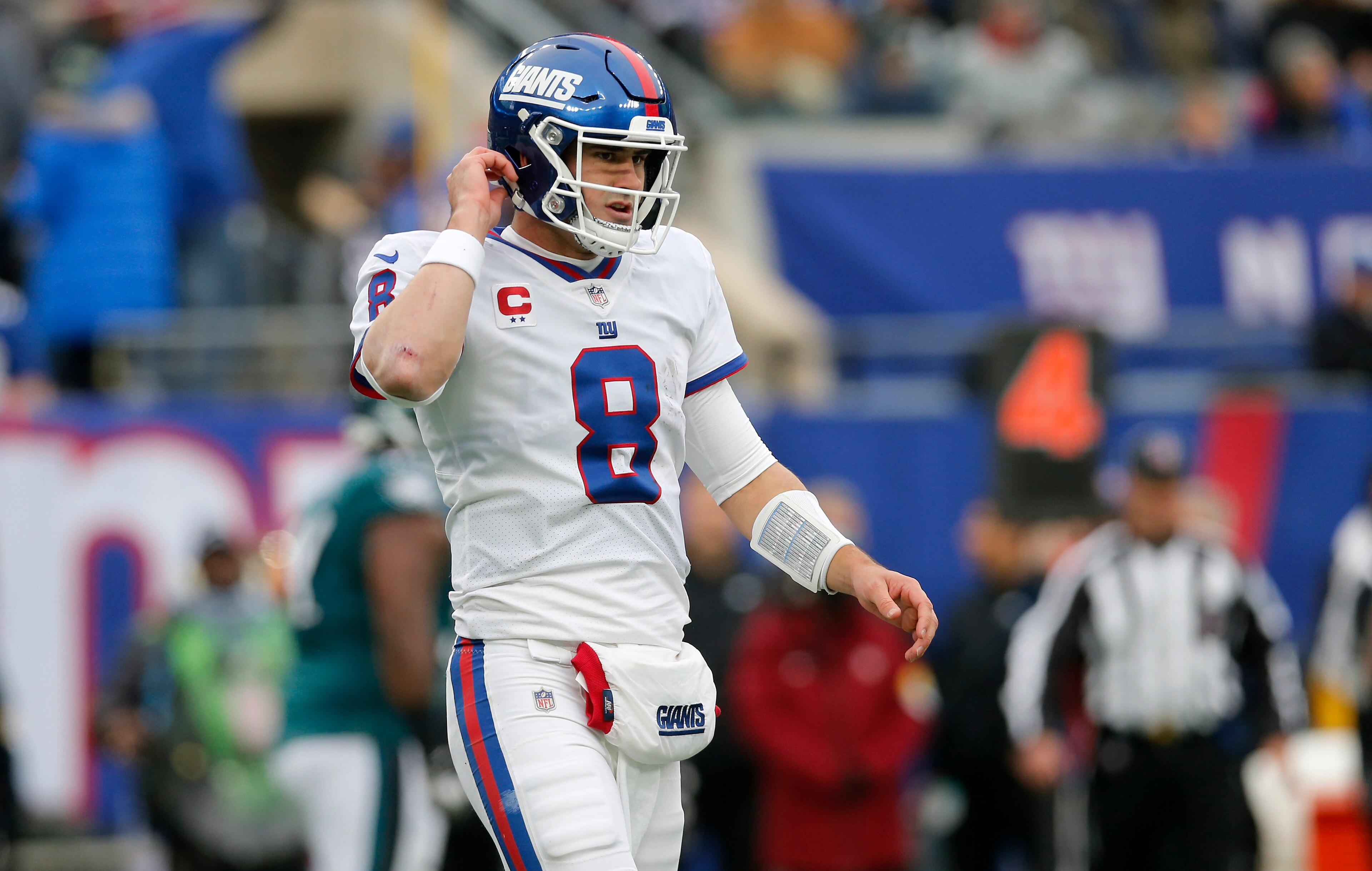 EAST RUTHERFORD, NEW JERSEY - NOVEMBER 28: (NEW YORK DAILIES OUT)  Daniel Jones #8 of the New York Giants in action against the Philadelphia Eagles at MetLife Stadium on November 28, 2021 in East Rutherford, New Jersey.  The Giants defeated the eagles 13-7. (Photo by Jim McIsaac/Getty Images)