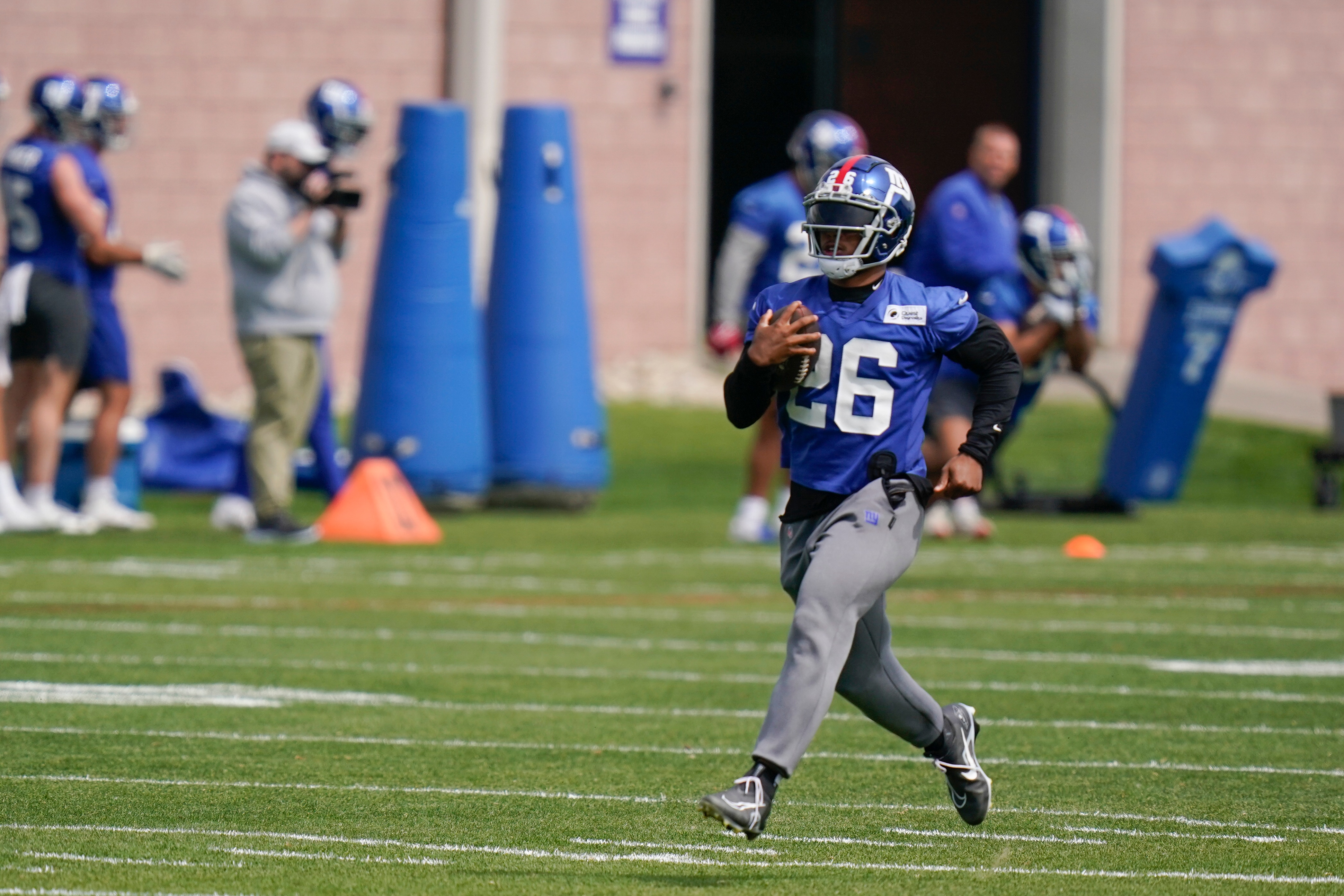 New York Giants' Saquon Barkley participates in a practice at the NFL football team's training facility in East Rutherford, N.J., Thursday, May 26, 2022. (AP Photo/Seth Wenig)